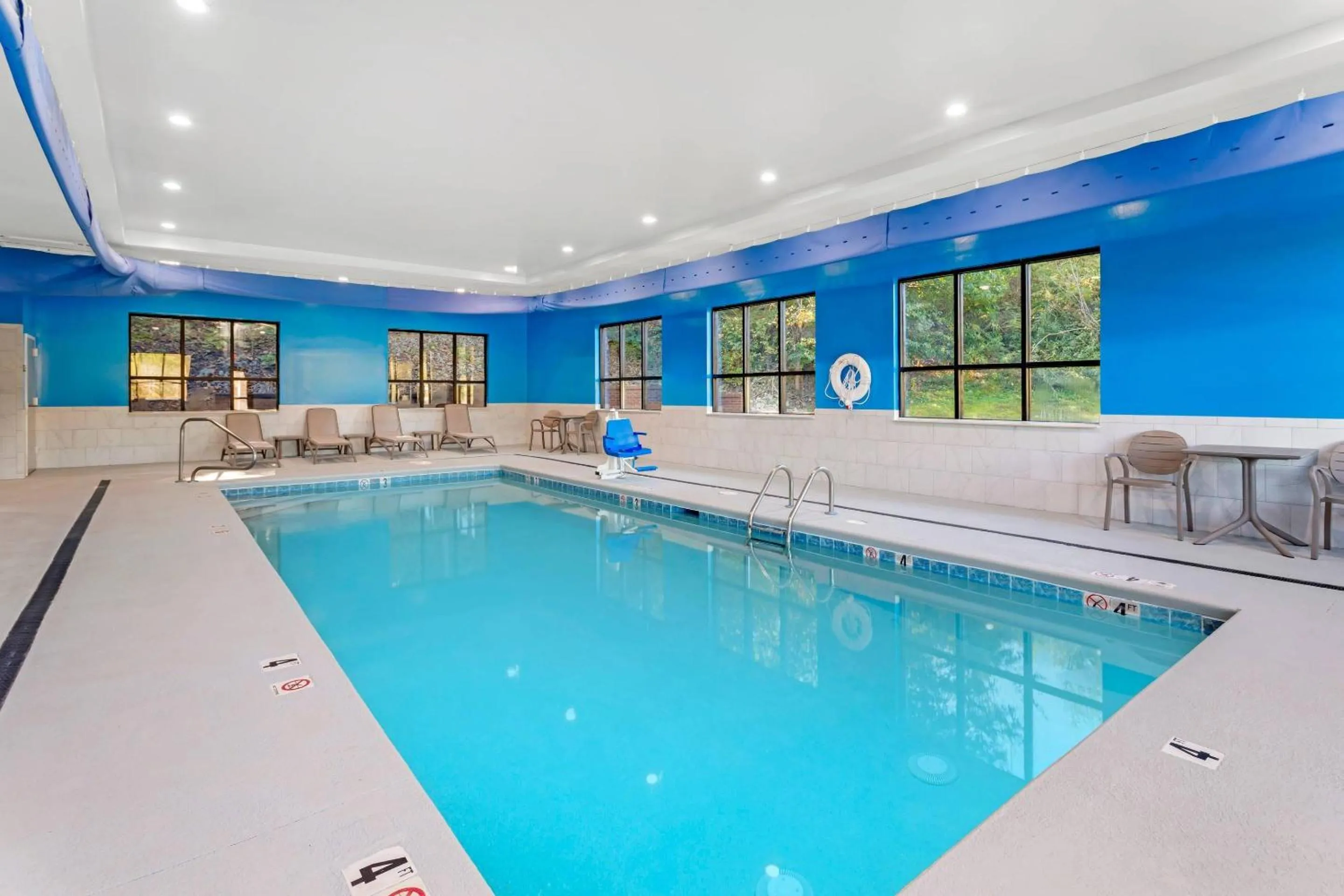 Swimming pool in Comfort Inn Dayton South