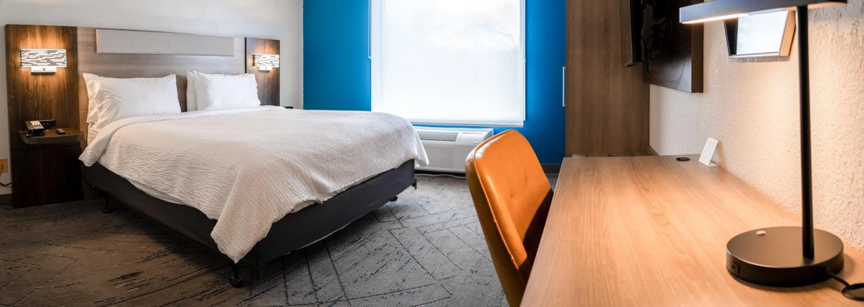 Bed in Holiday Inn Express Hotel & Suites Hiawassee by IHG