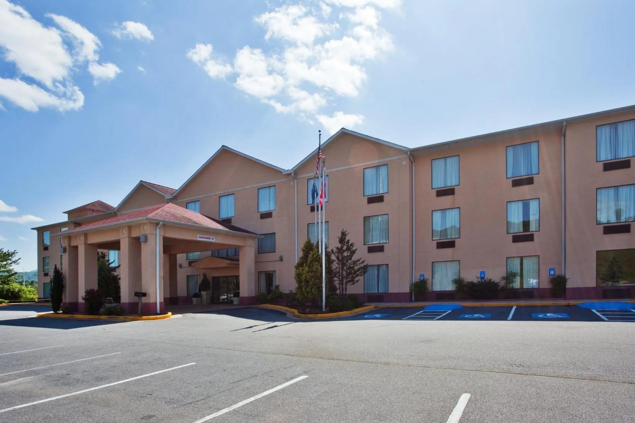 Property building in Holiday Inn Express Hotel & Suites Hiawassee by IHG