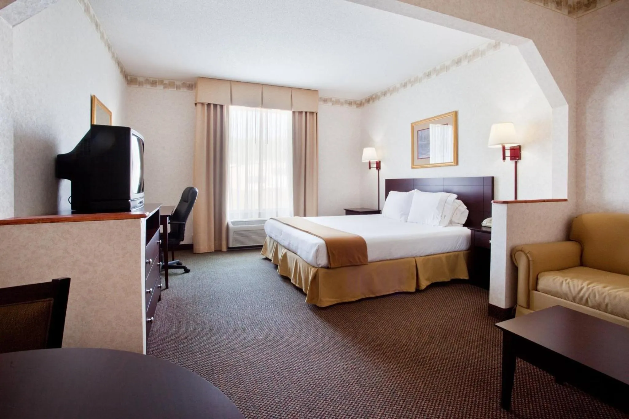 Photo of the whole room, Bed in Holiday Inn Express Hotel & Suites Hiawassee by IHG