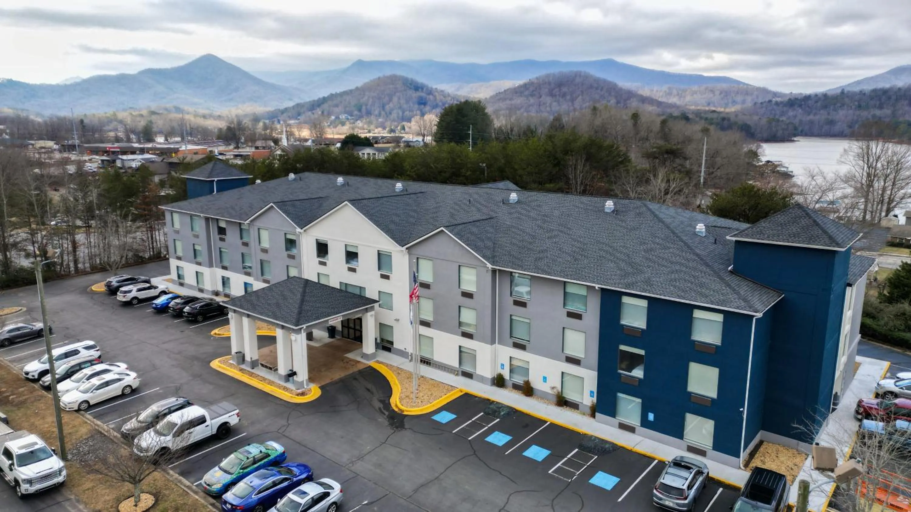 Property building in Holiday Inn Express Hotel & Suites Hiawassee by IHG