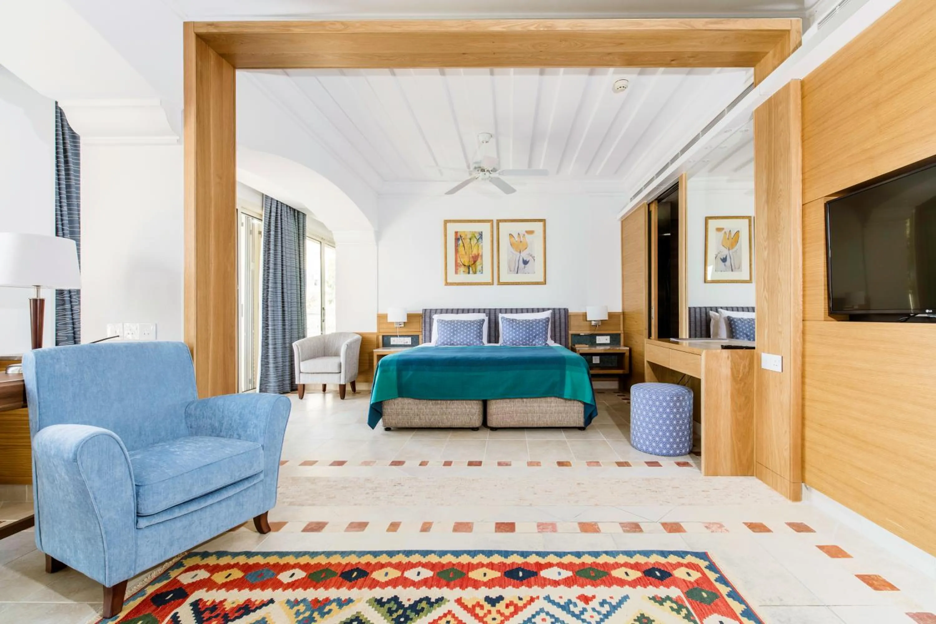 Seating area, Bed in Columbia Beach Resort