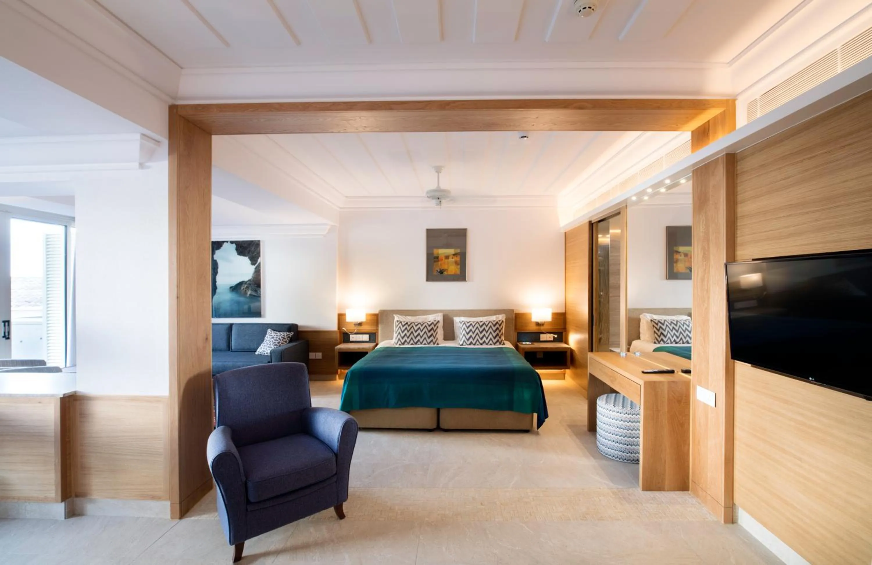 Bedroom, Bed in Columbia Beach Resort