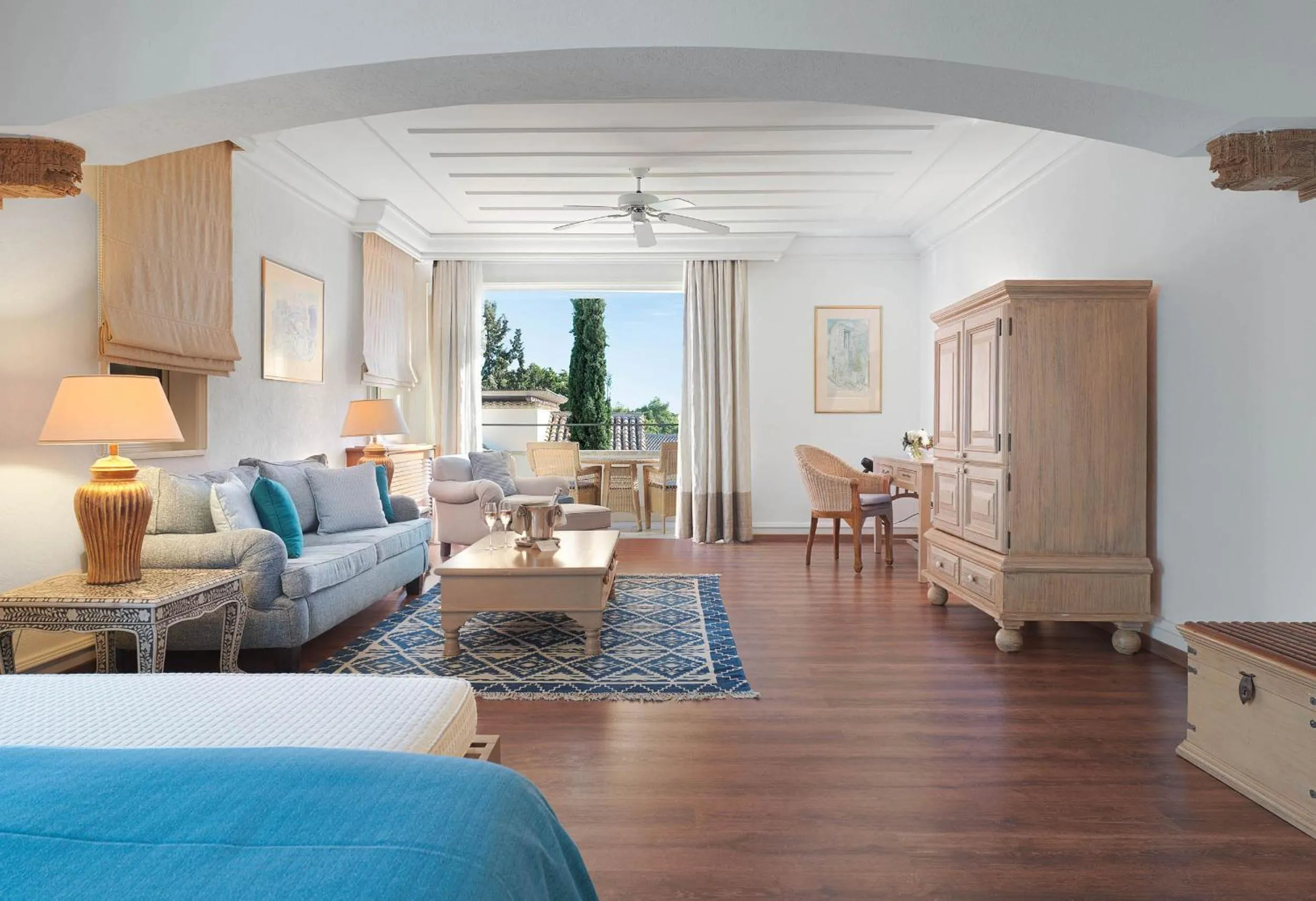 Seating area, Bed in Columbia Beach Resort