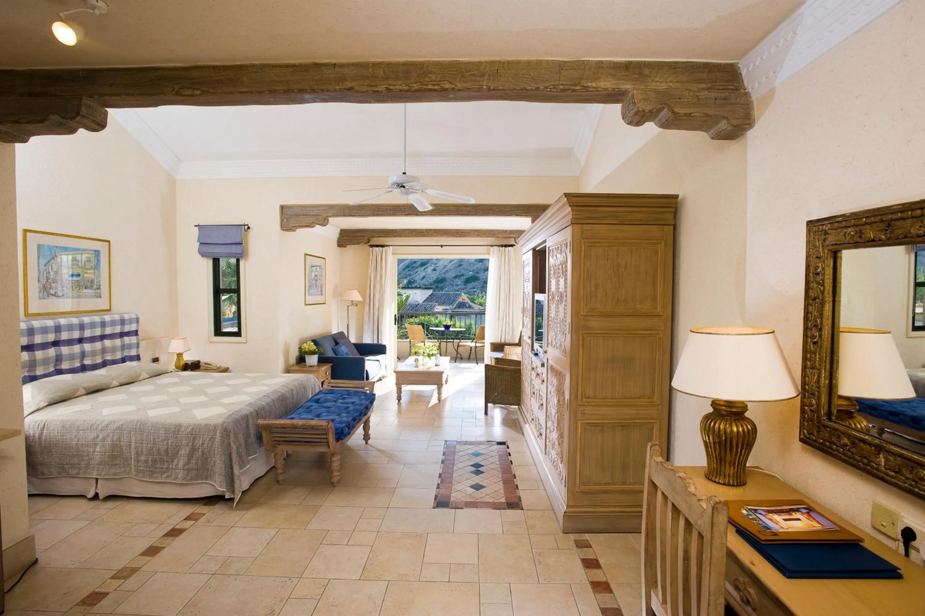 Photo of the whole room, Bed in Columbia Beach Resort