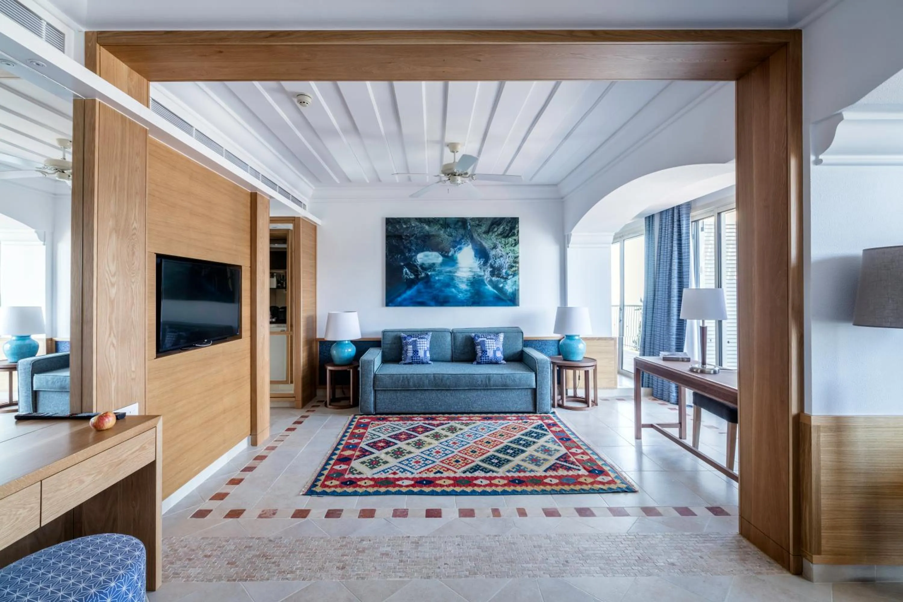 Seating area, Bed in Columbia Beach Resort