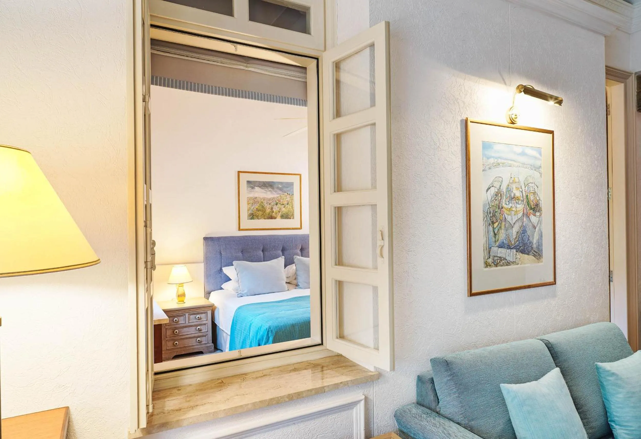 Living room, Bed in Columbia Beach Resort