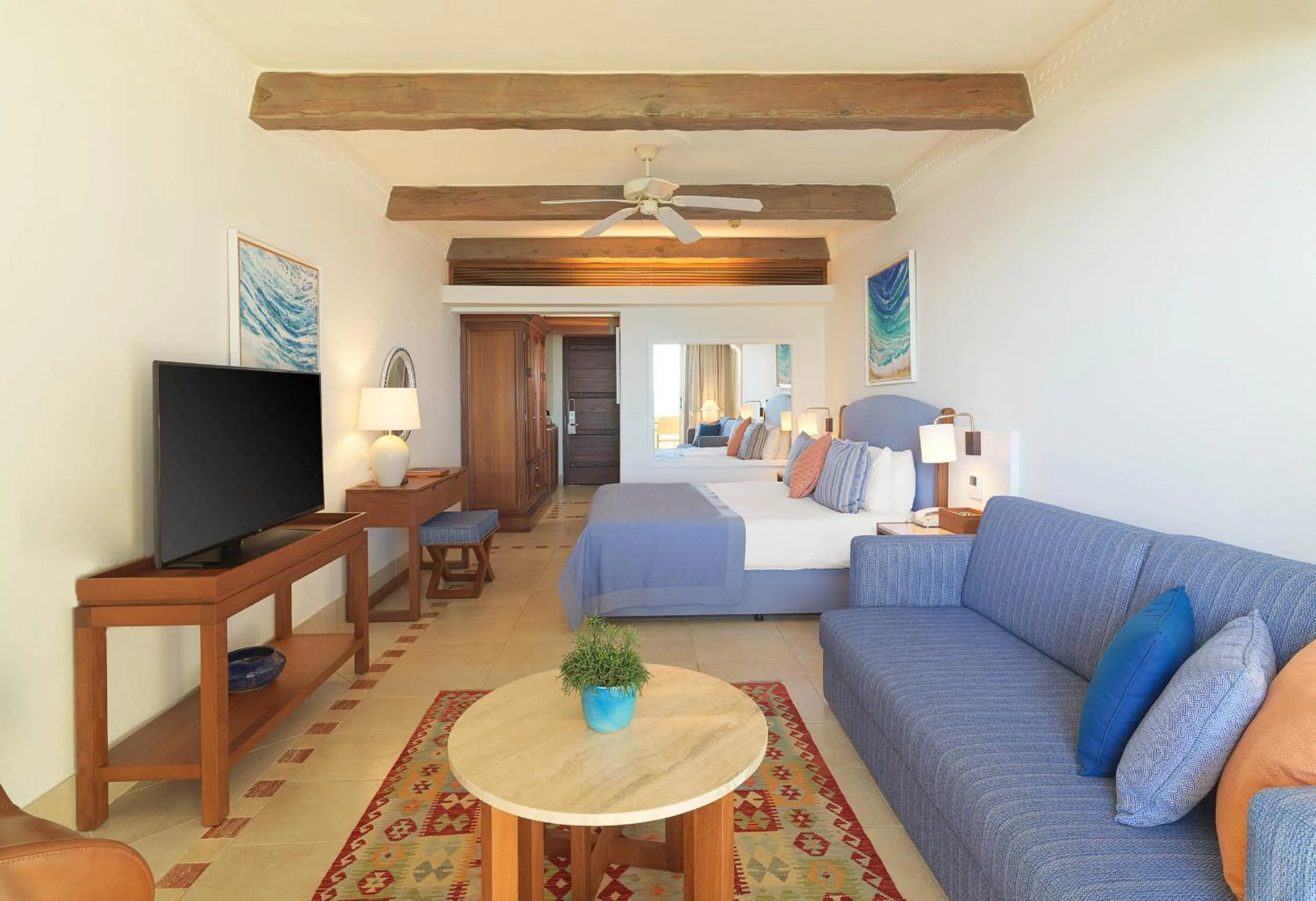 Photo of the whole room in Columbia Beach Resort