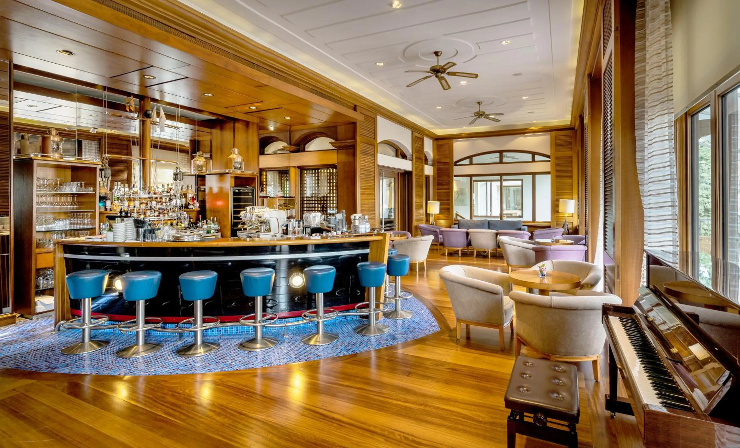Lounge or bar in Columbia Beach Resort