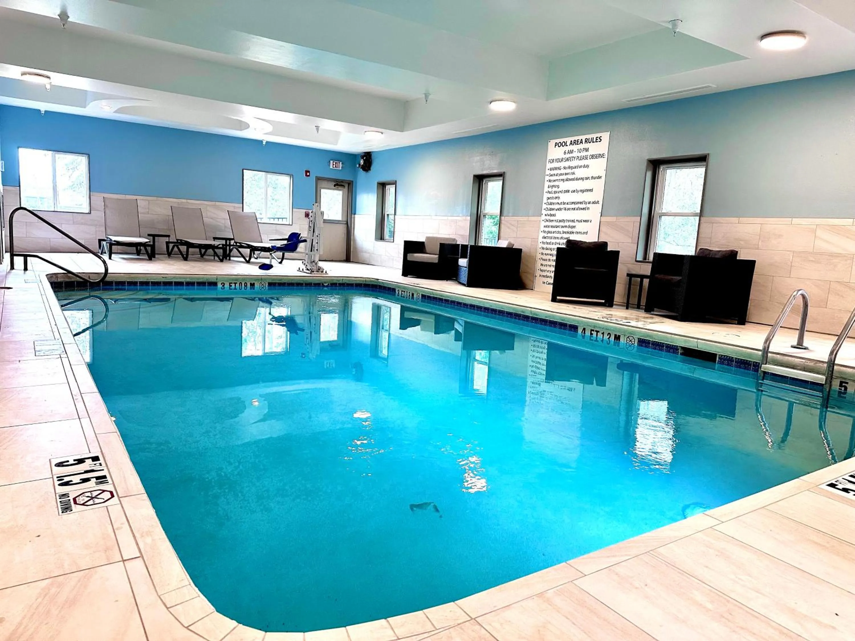 Swimming pool in Holiday Inn Express Hotel & Suites Hinesville by IHG