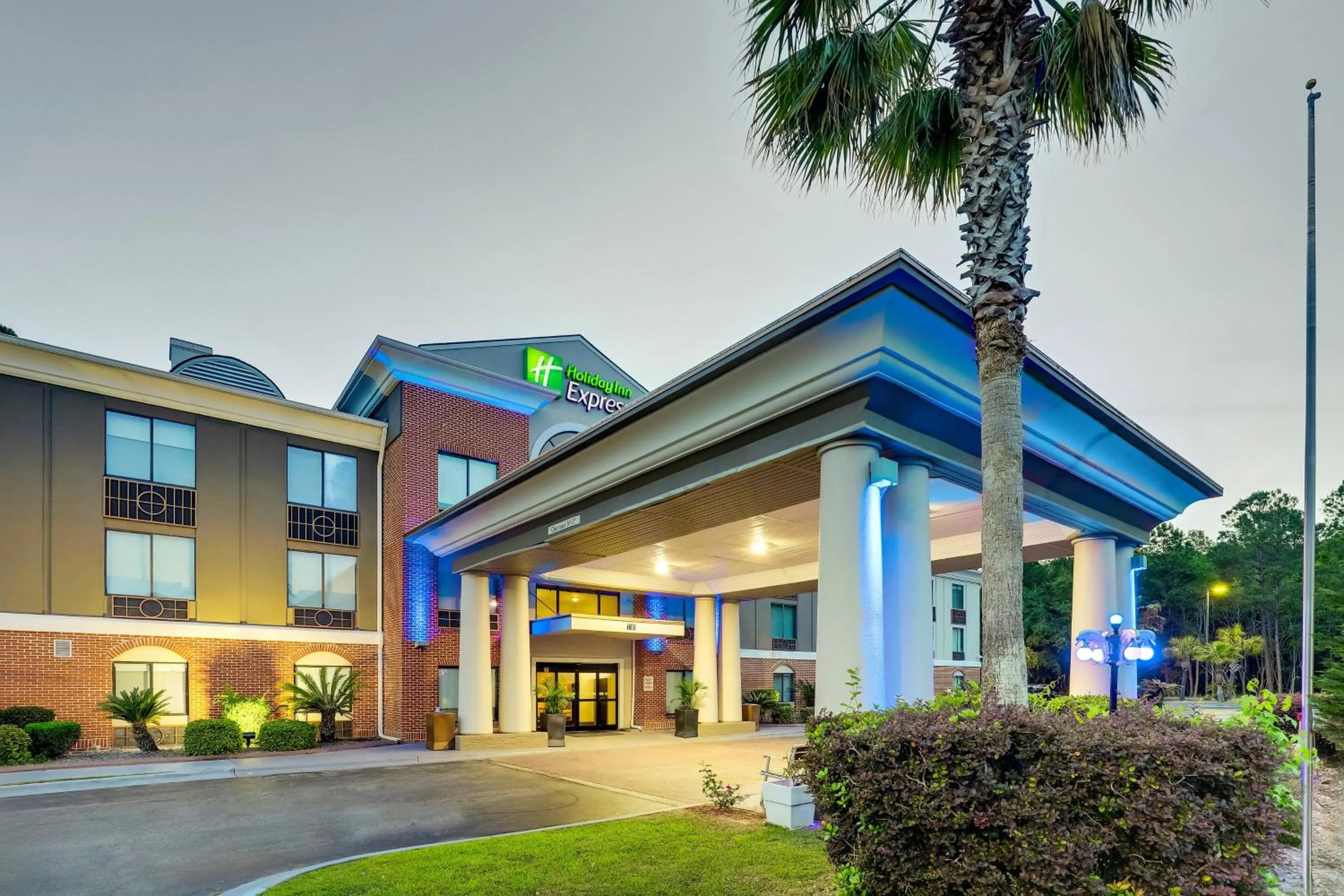 Property building in Holiday Inn Express Hotel & Suites Hinesville by IHG
