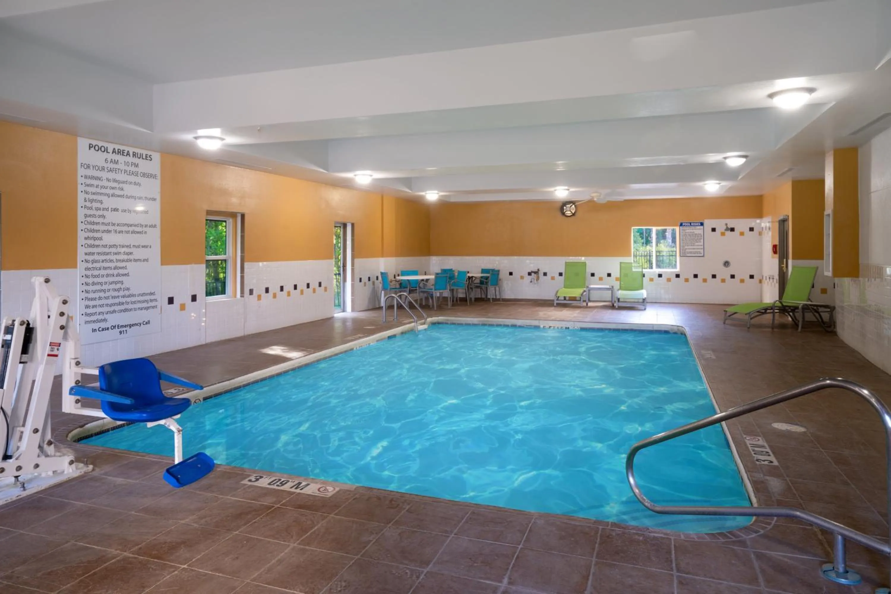 Swimming pool in Holiday Inn Express Hotel & Suites Hinesville by IHG