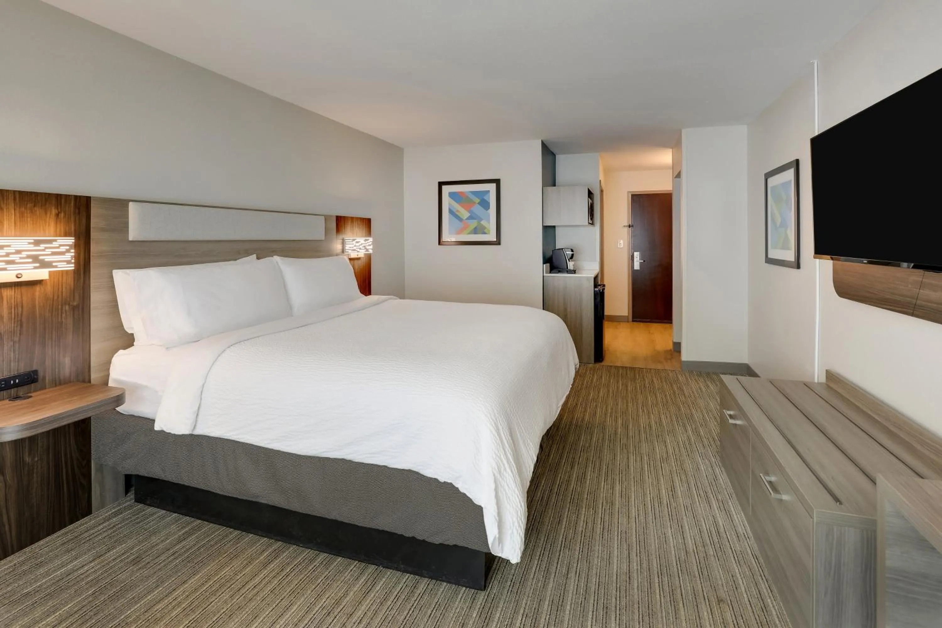 Photo of the whole room, Bed in Holiday Inn Express Hotel & Suites Hinesville by IHG