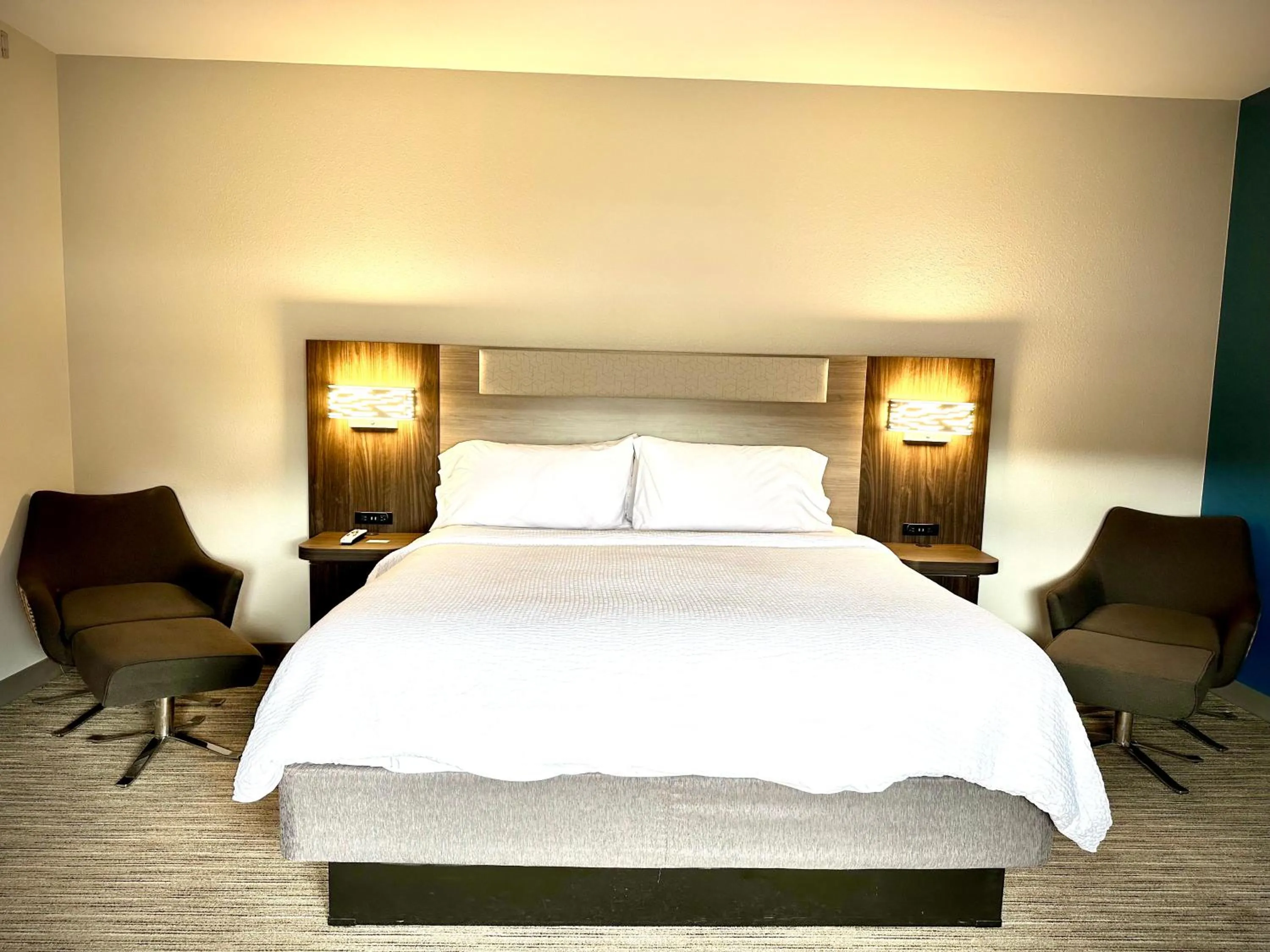 Bed in Holiday Inn Express Hotel & Suites Hinesville by IHG