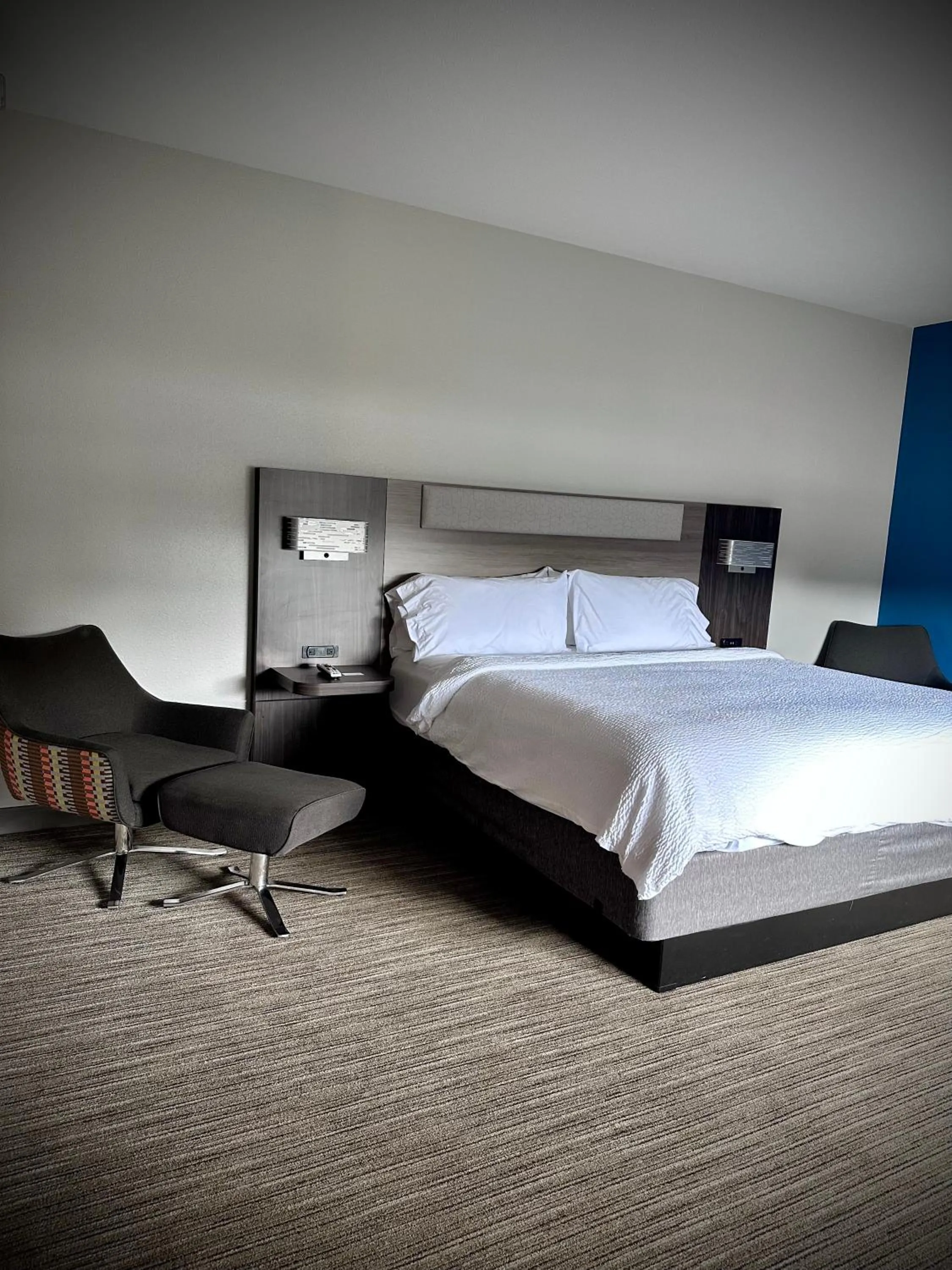 Bed in Holiday Inn Express Hotel & Suites Hinesville by IHG