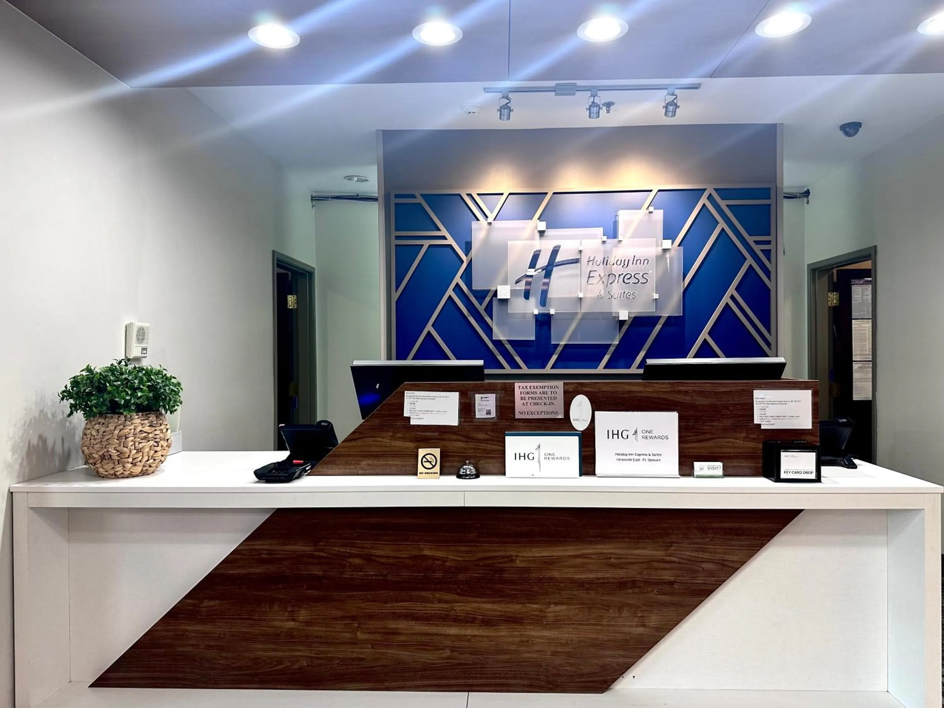 Lobby or reception in Holiday Inn Express Hotel & Suites Hinesville by IHG