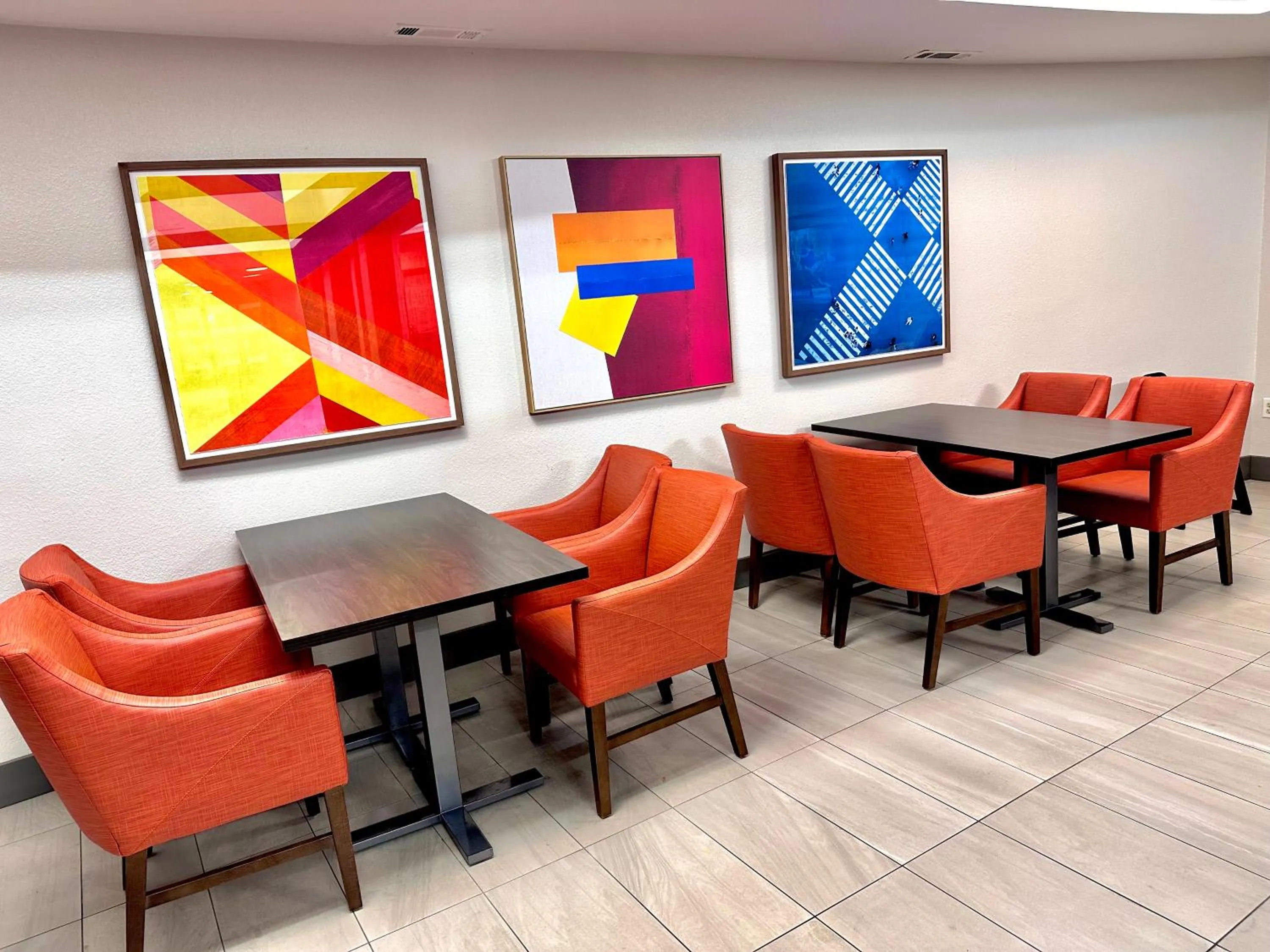 Communal lounge/ TV room in Holiday Inn Express Hotel & Suites Hinesville by IHG