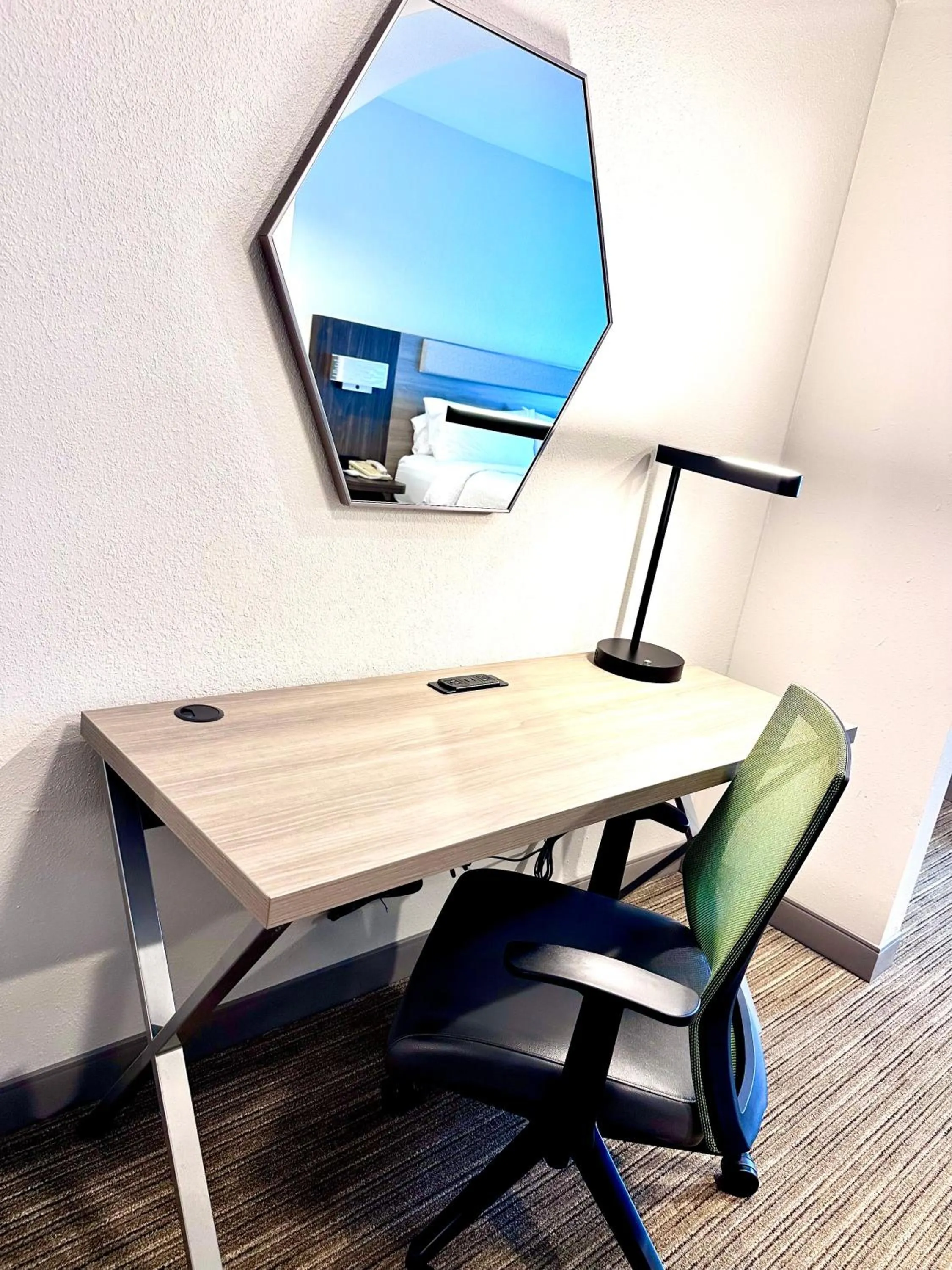 Living room in Holiday Inn Express Hotel & Suites Hinesville by IHG