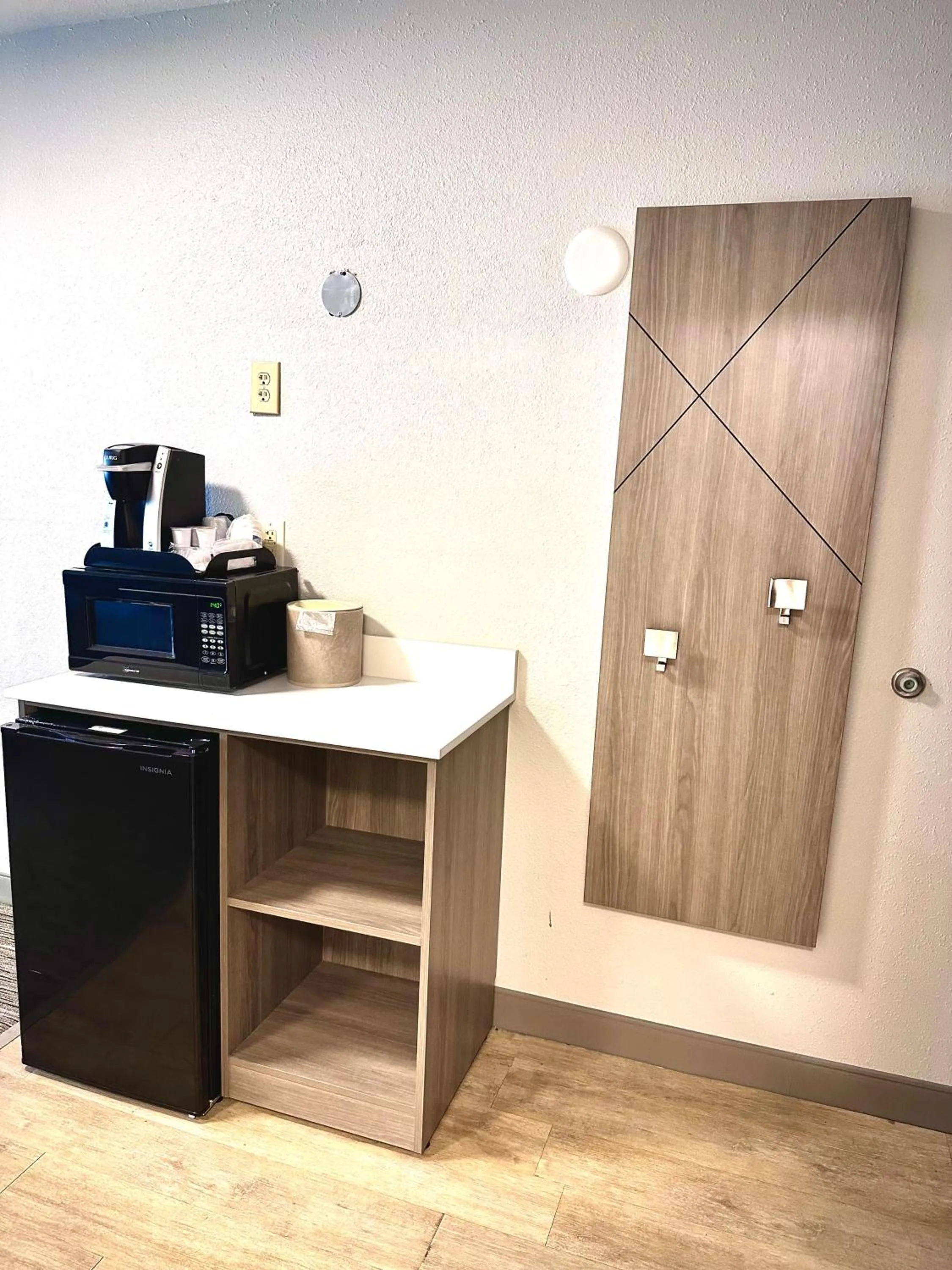 Coffee/tea facilities in Holiday Inn Express Hotel & Suites Hinesville by IHG