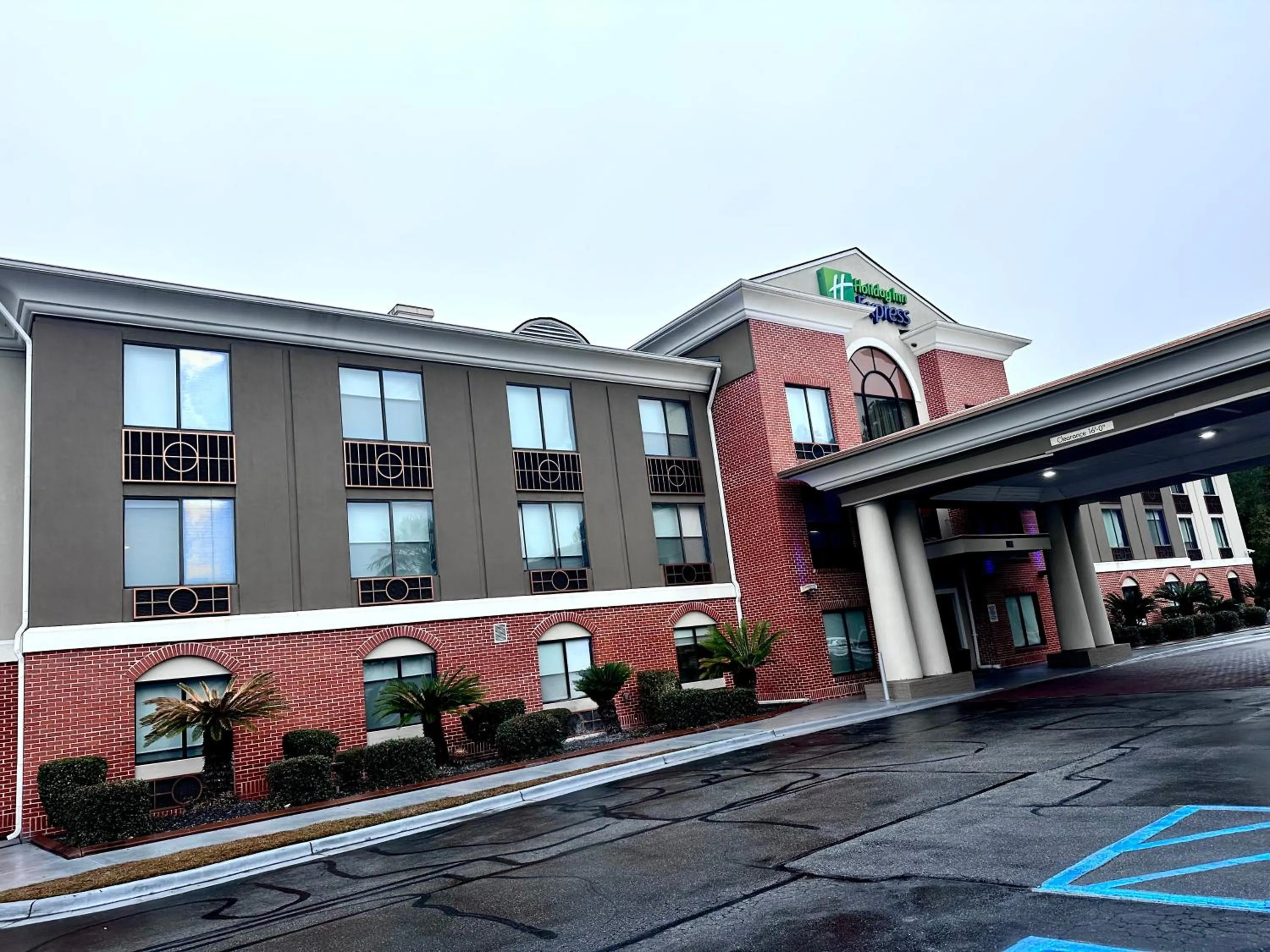 Property building in Holiday Inn Express Hotel & Suites Hinesville by IHG