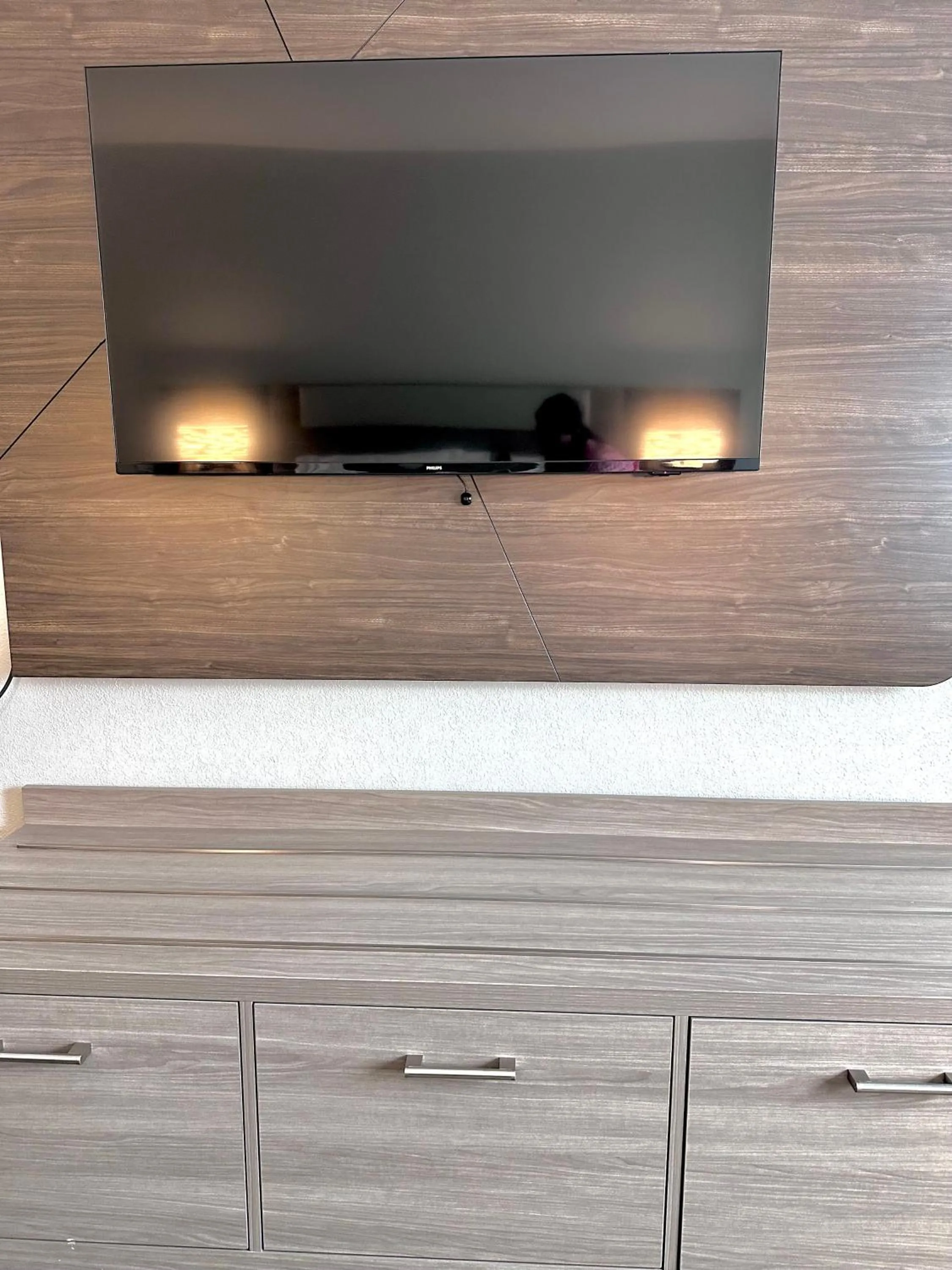 TV and multimedia in Holiday Inn Express Hotel & Suites Hinesville by IHG