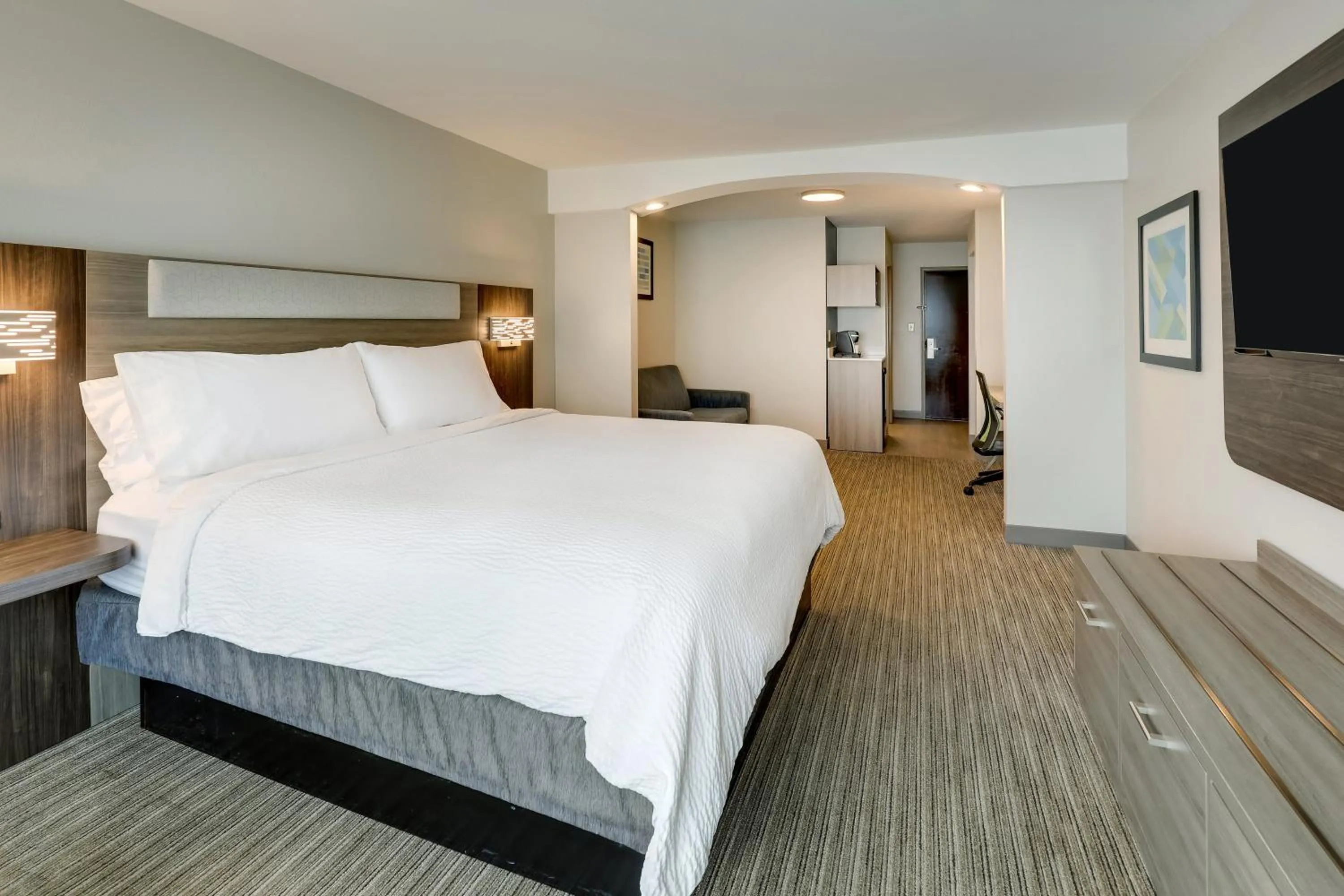 Photo of the whole room, Bed in Holiday Inn Express Hotel & Suites Hinesville by IHG