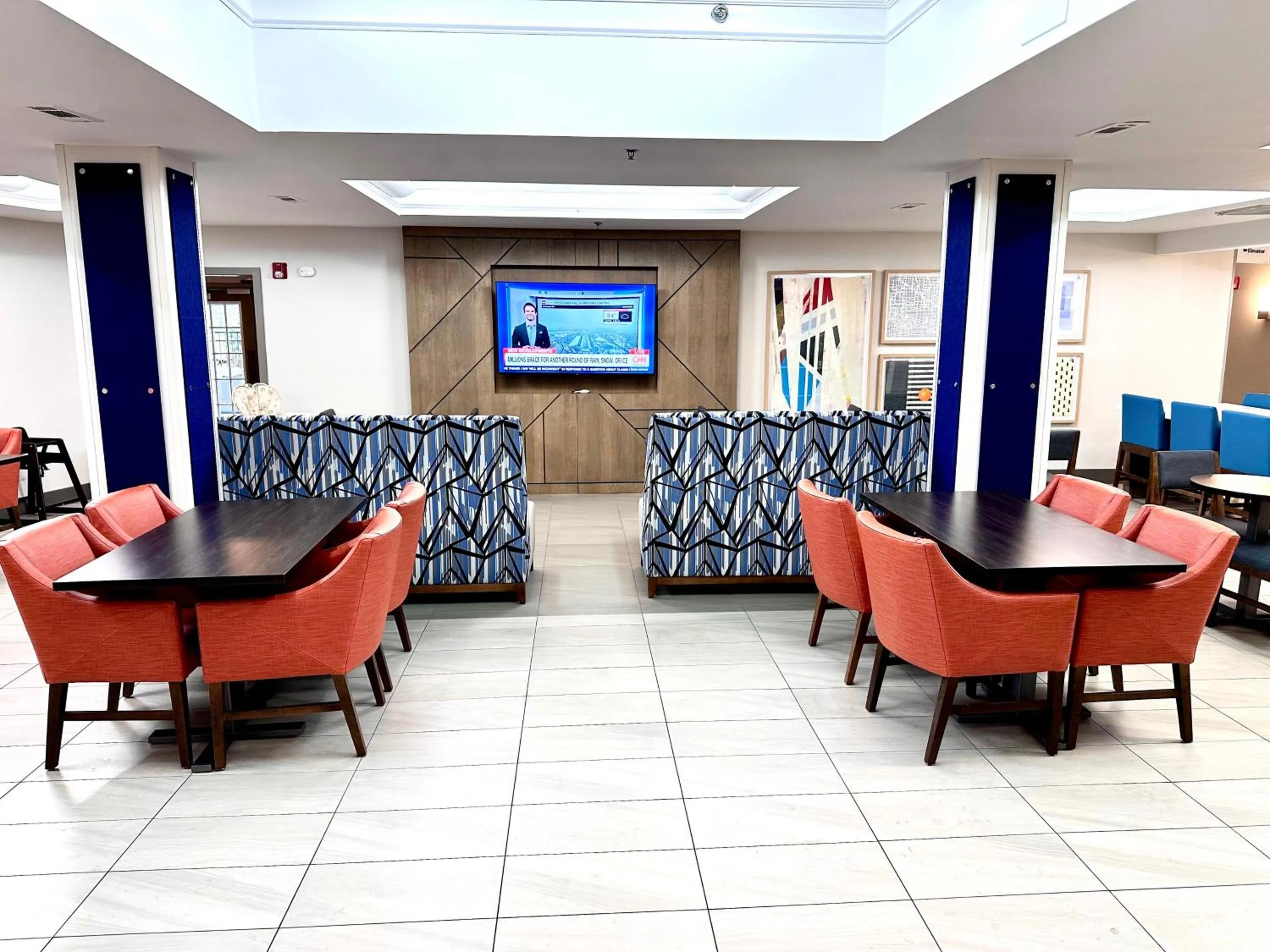 Communal lounge/ TV room in Holiday Inn Express Hotel & Suites Hinesville by IHG