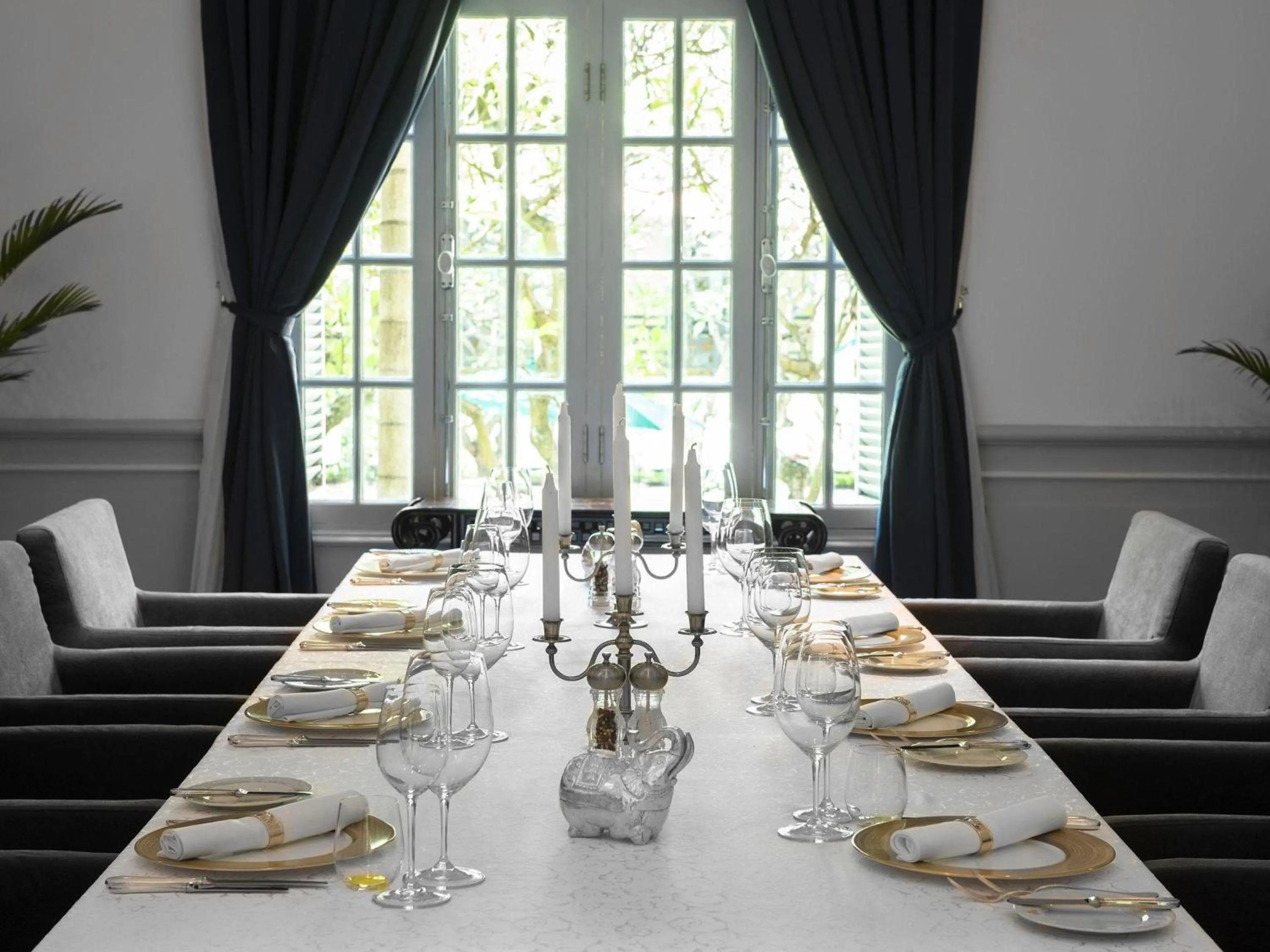 Restaurant/places to eat in Raffles Hotel Le Royal