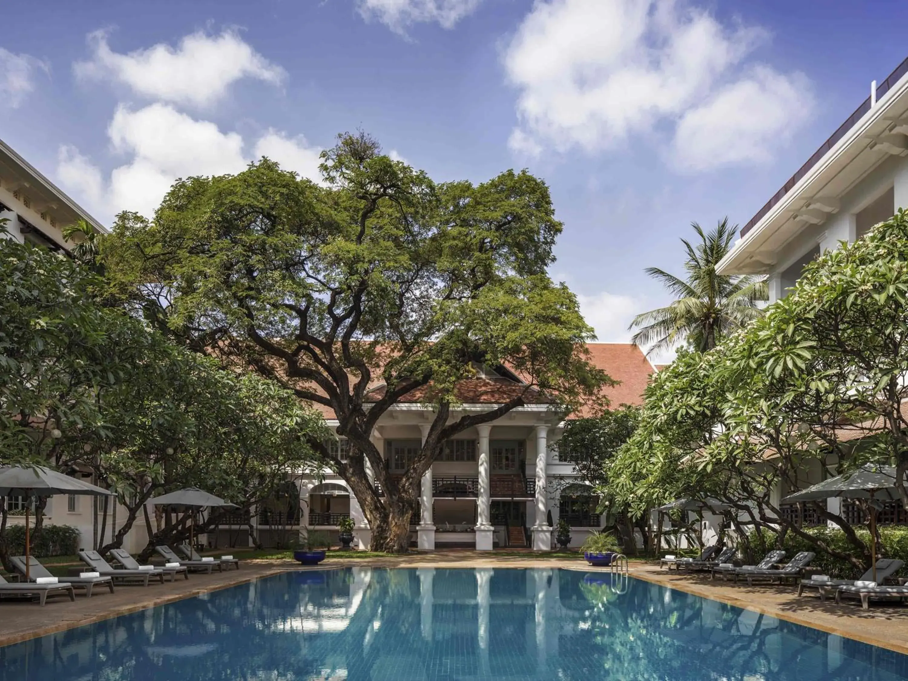 Restaurant/places to eat in Raffles Hotel Le Royal Restaurant/places to eat in Raffles Hotel Le Royal