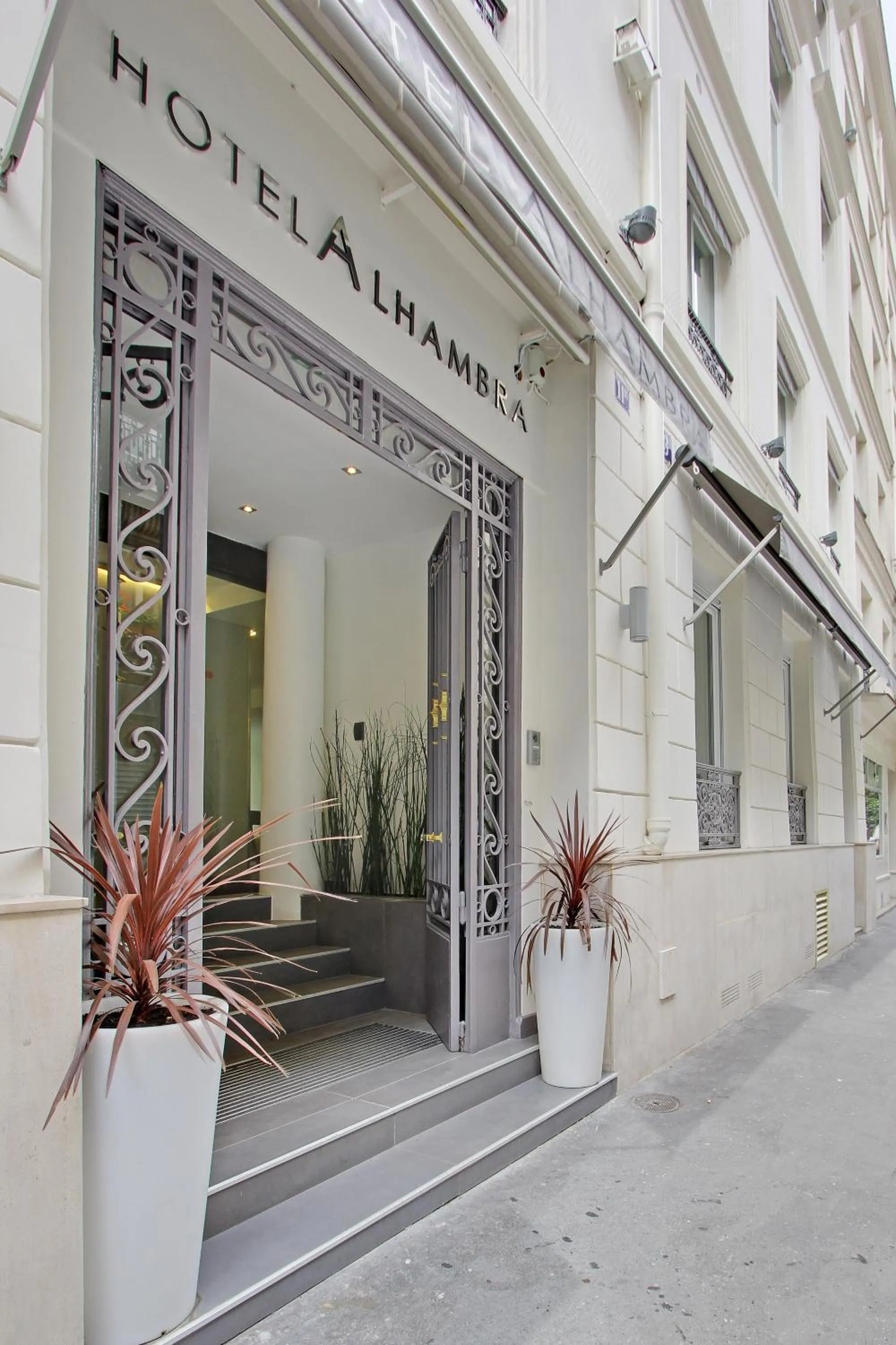 Facade/entrance in Hotel Alhambra