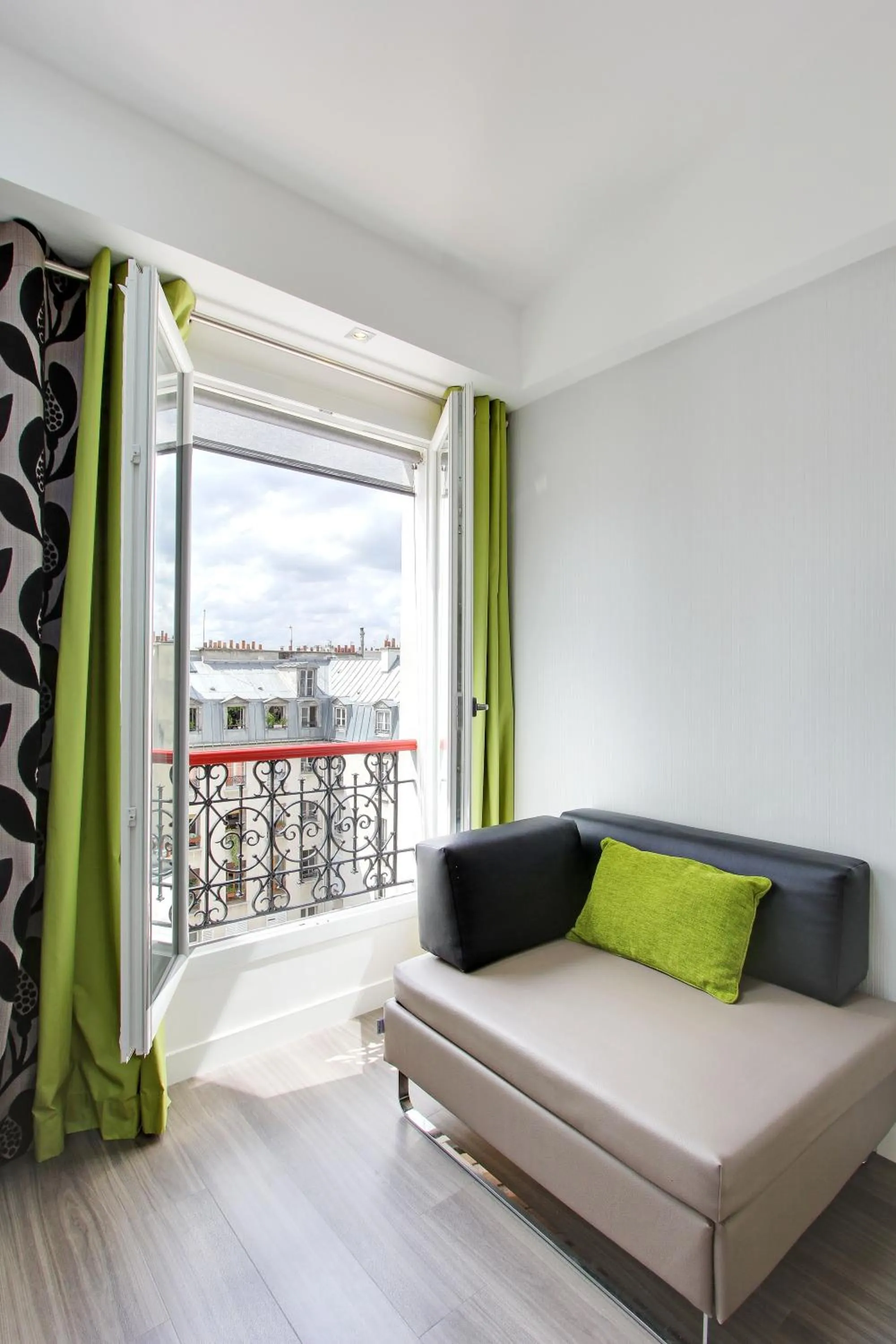 View (from property/room), Bed in Hotel Alhambra