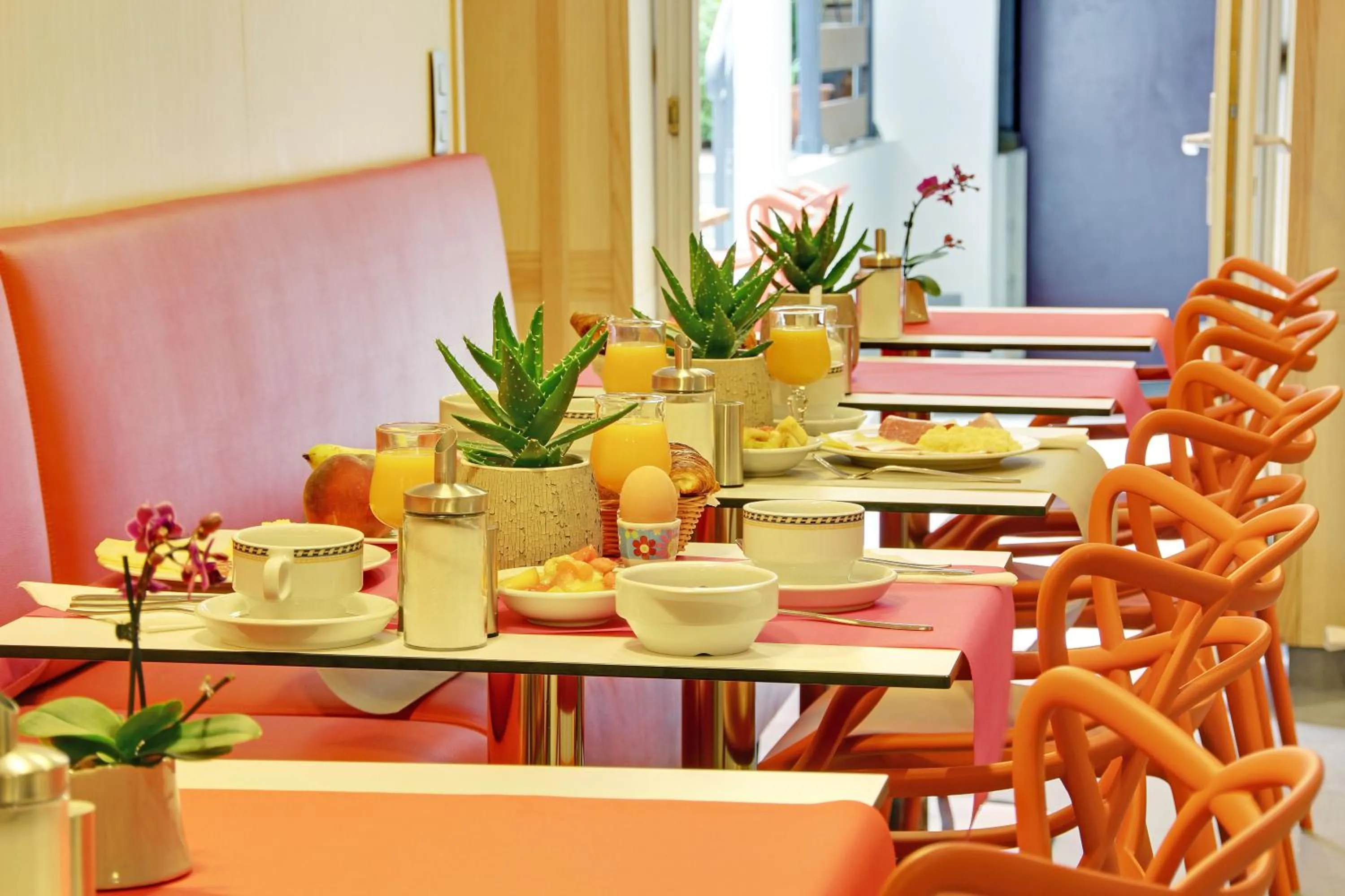 Restaurant/places to eat in Hotel Alhambra