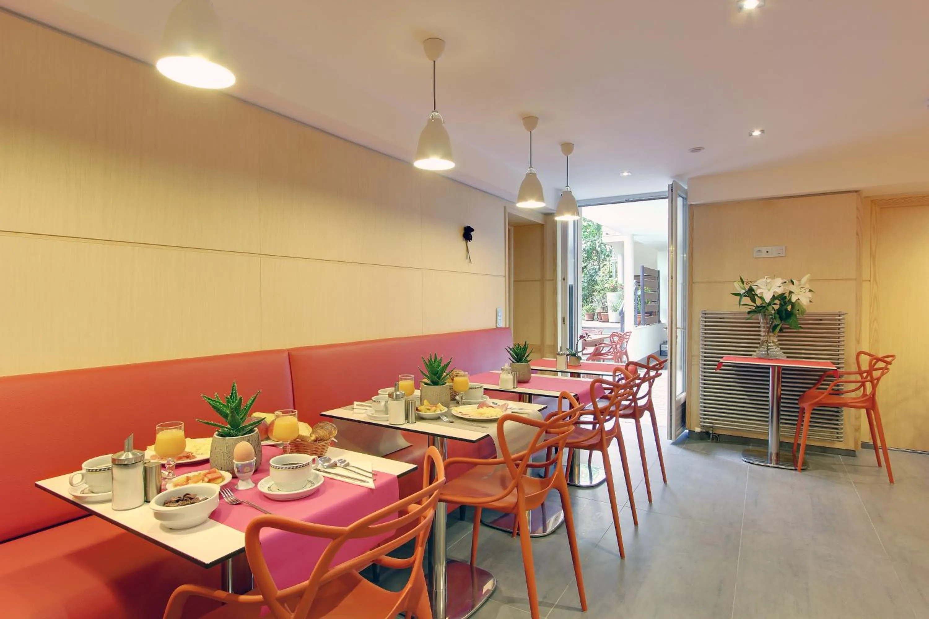 Restaurant/places to eat in Hotel Alhambra