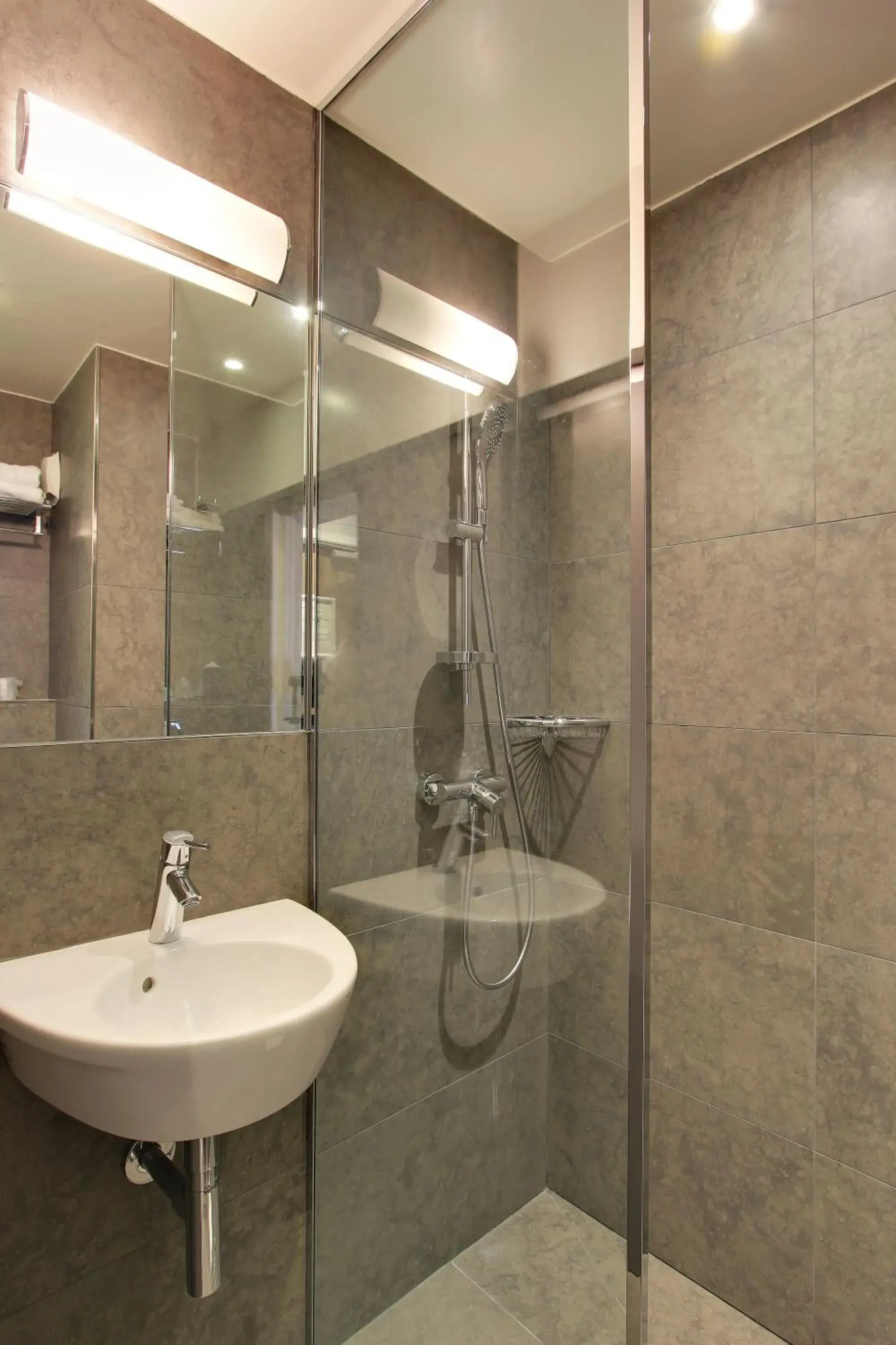 Bathroom in Hotel Alhambra Bathroom in Hotel Alhambra