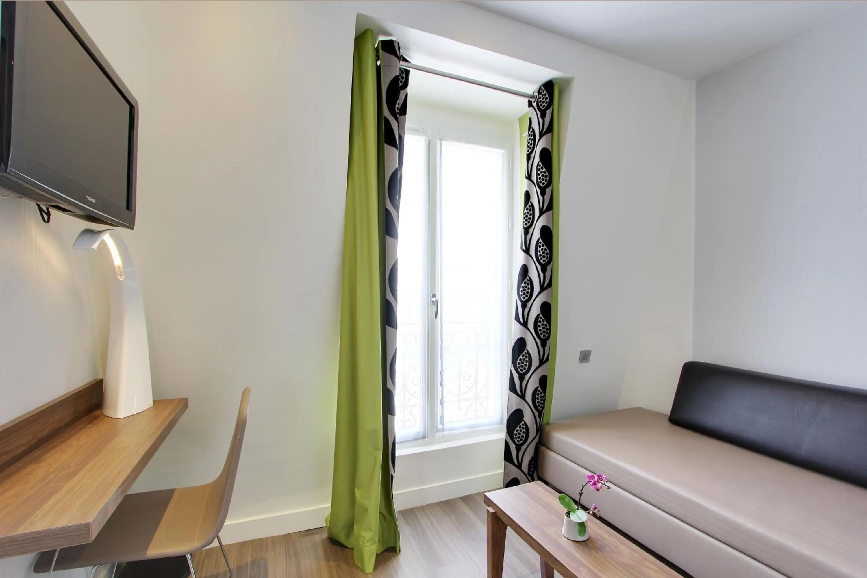 Living room, Bed in Hotel Alhambra