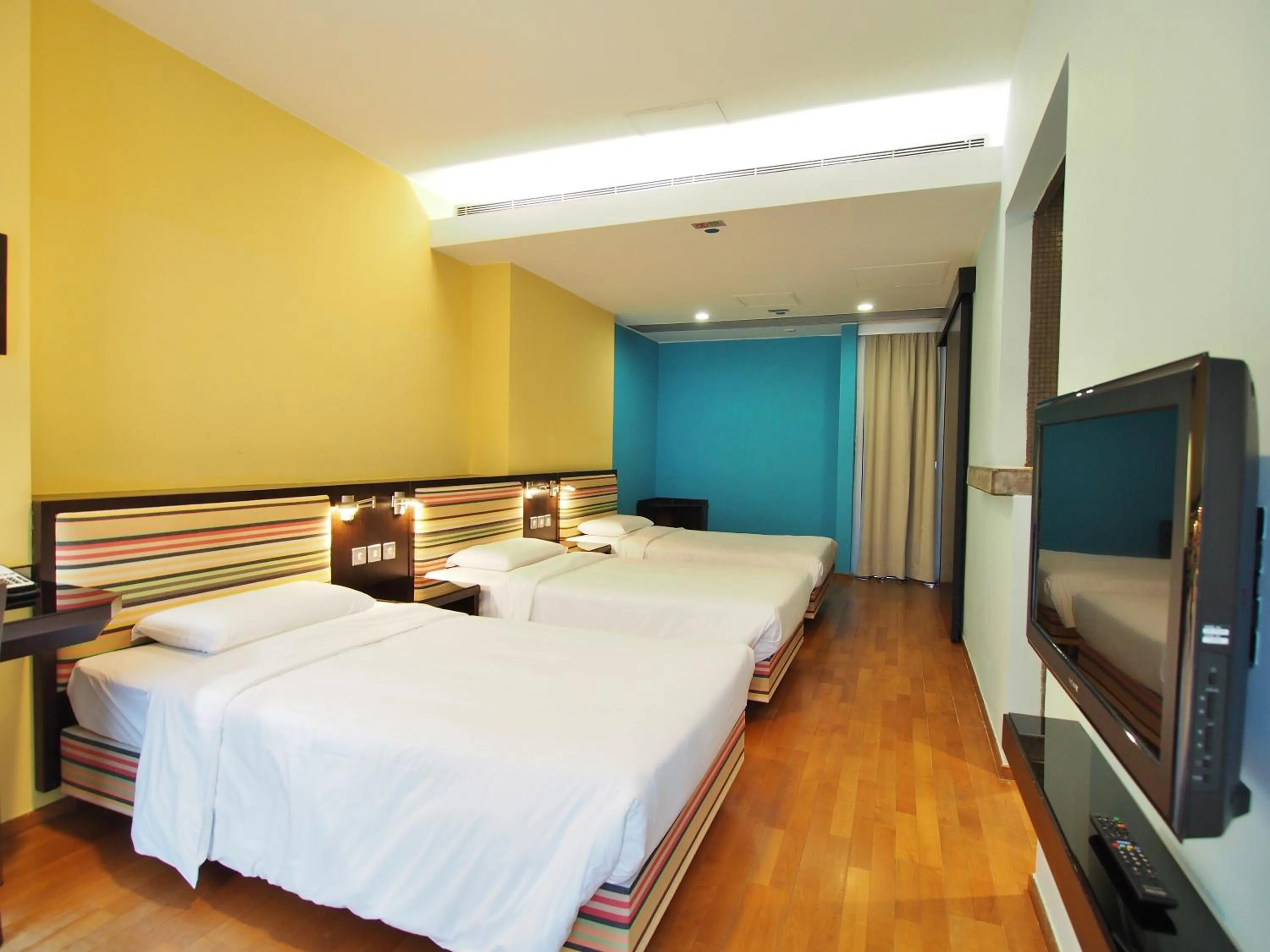 Bedroom, Bed in Y Loft