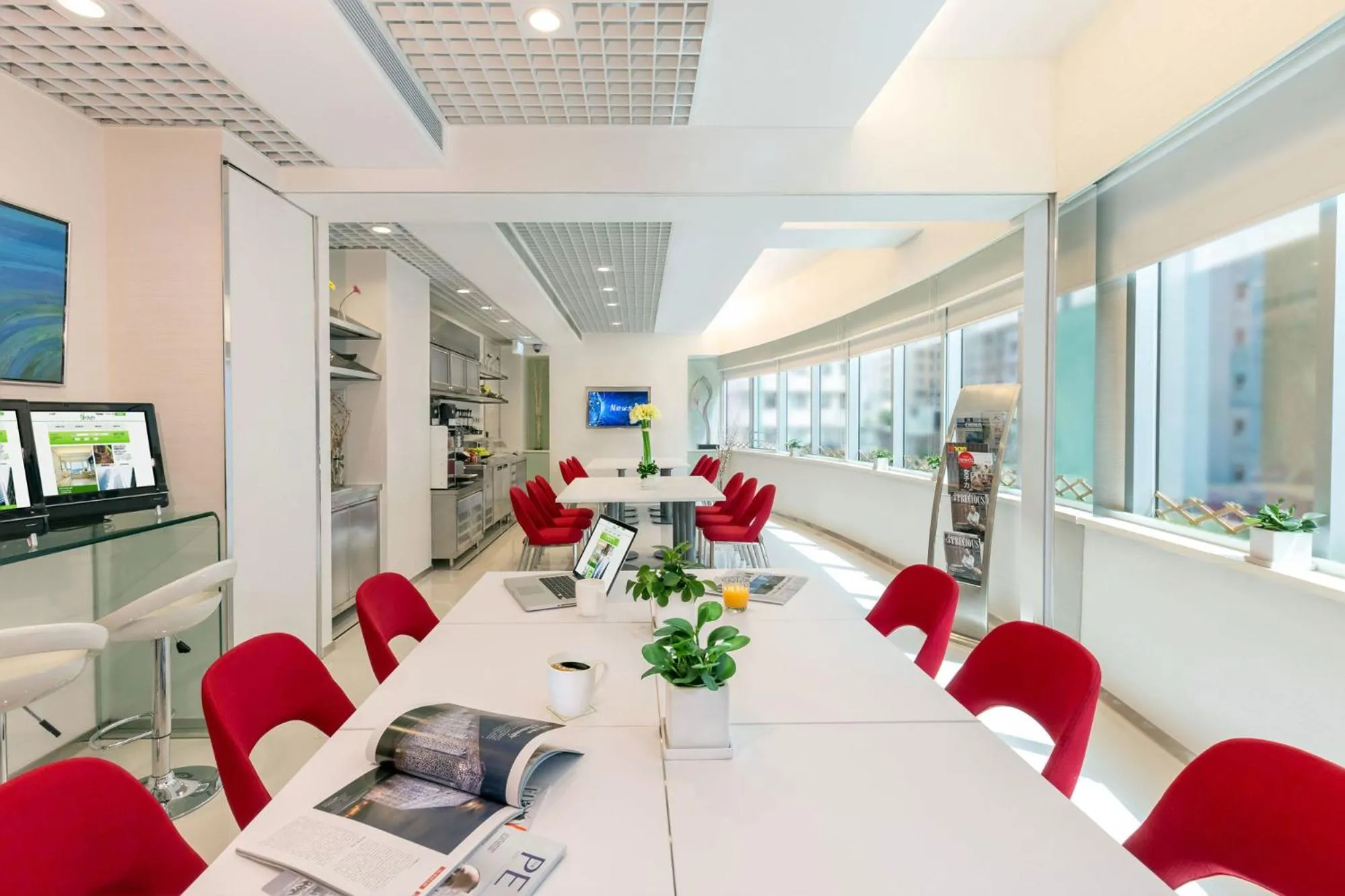 Communal lounge/ TV room in iclub Wan Chai Hotel