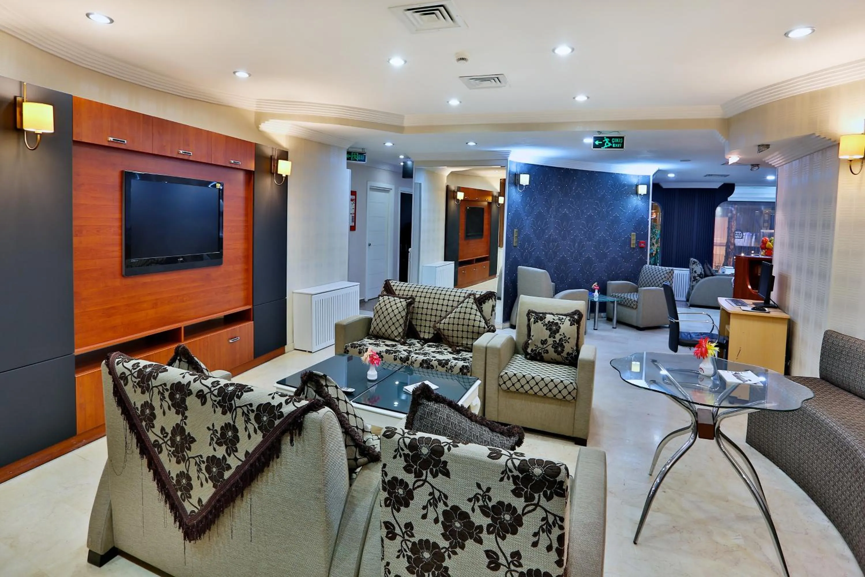 Communal lounge/ TV room in Budo Hotel