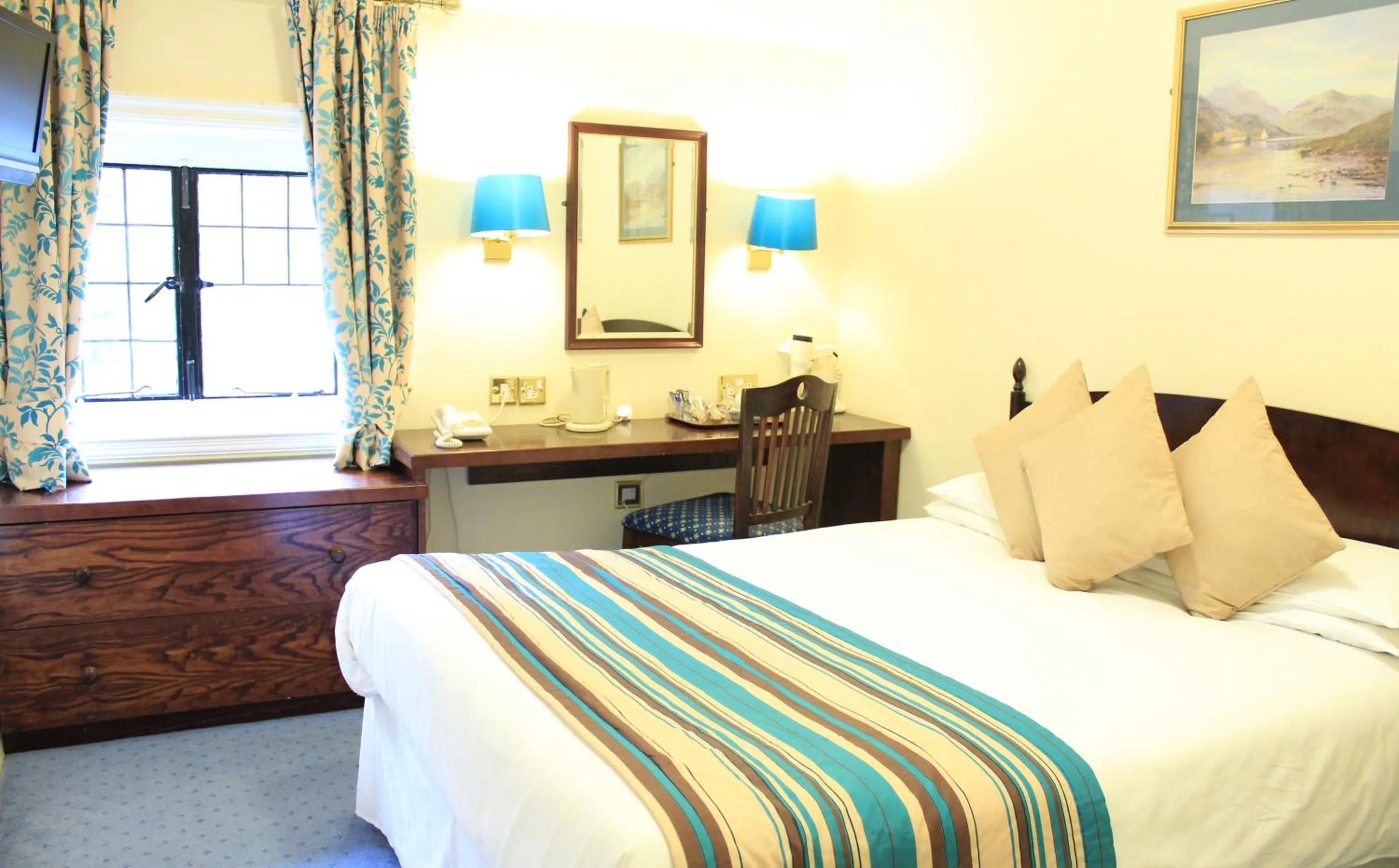 Bed in The Devil's Punchbowl Hotel