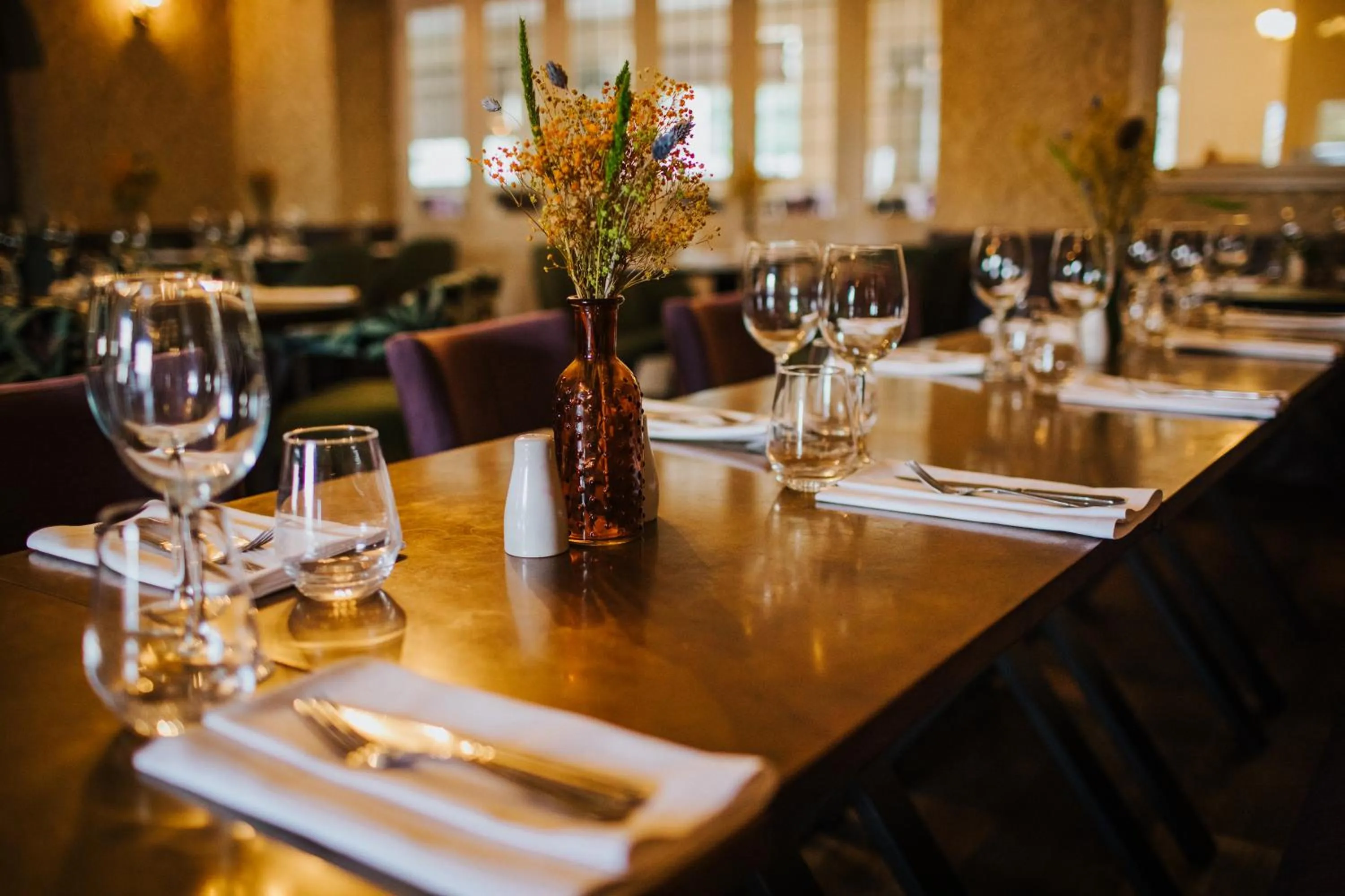 Restaurant/places to eat in The Devil's Punchbowl Hotel