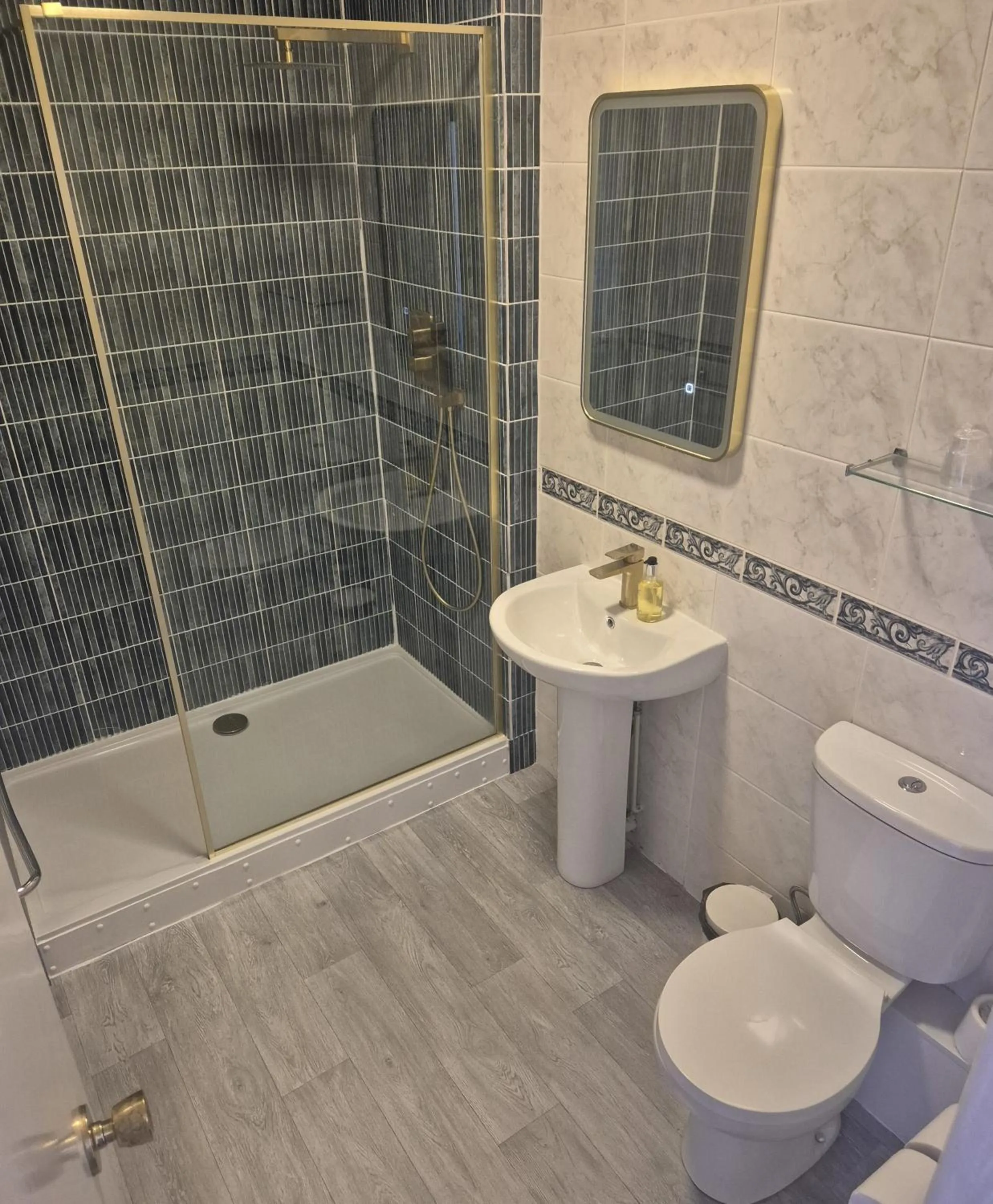 Shower in The Devil's Punchbowl Hotel