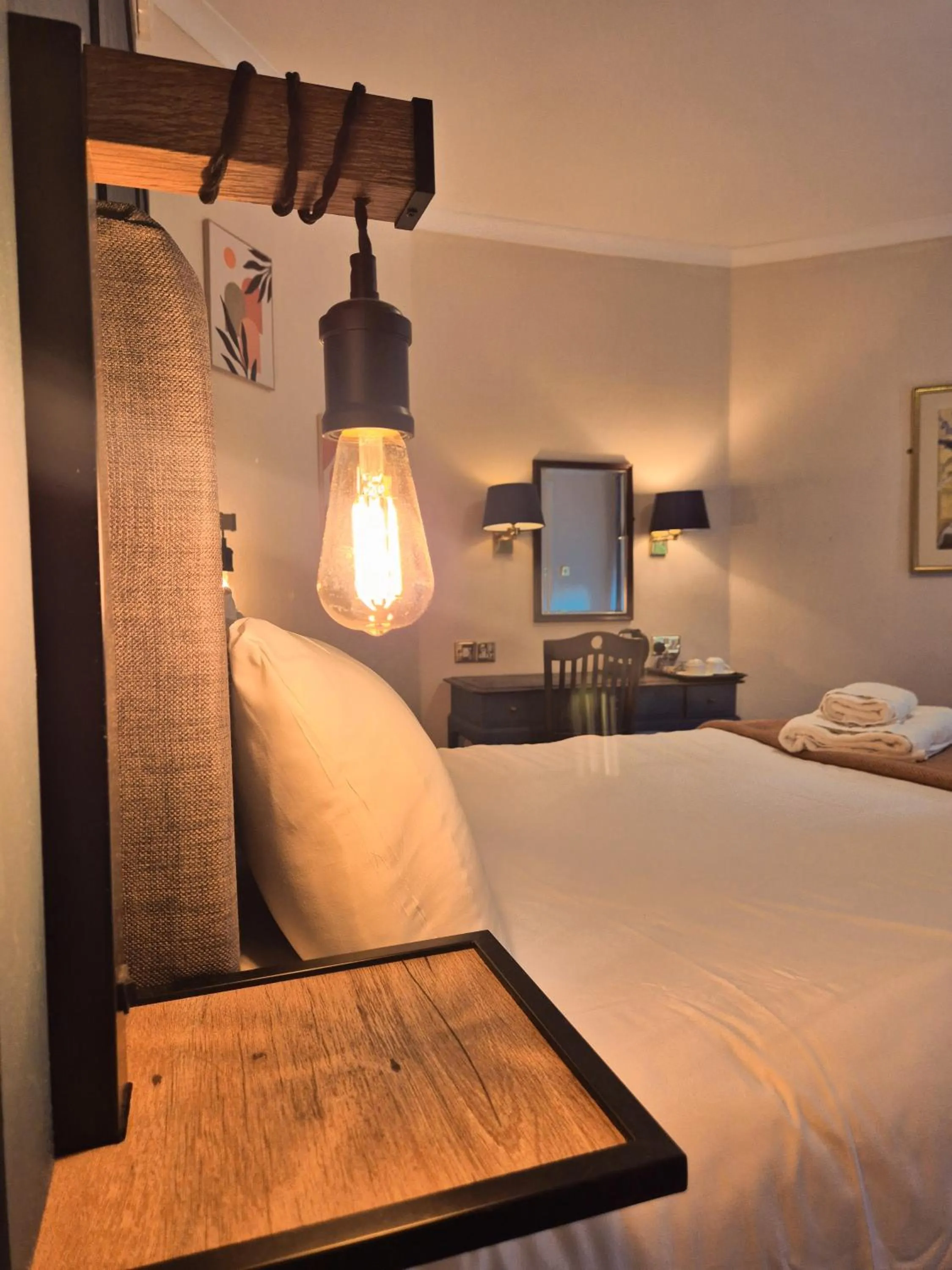 Bedroom, Bed in The Devil's Punchbowl Hotel