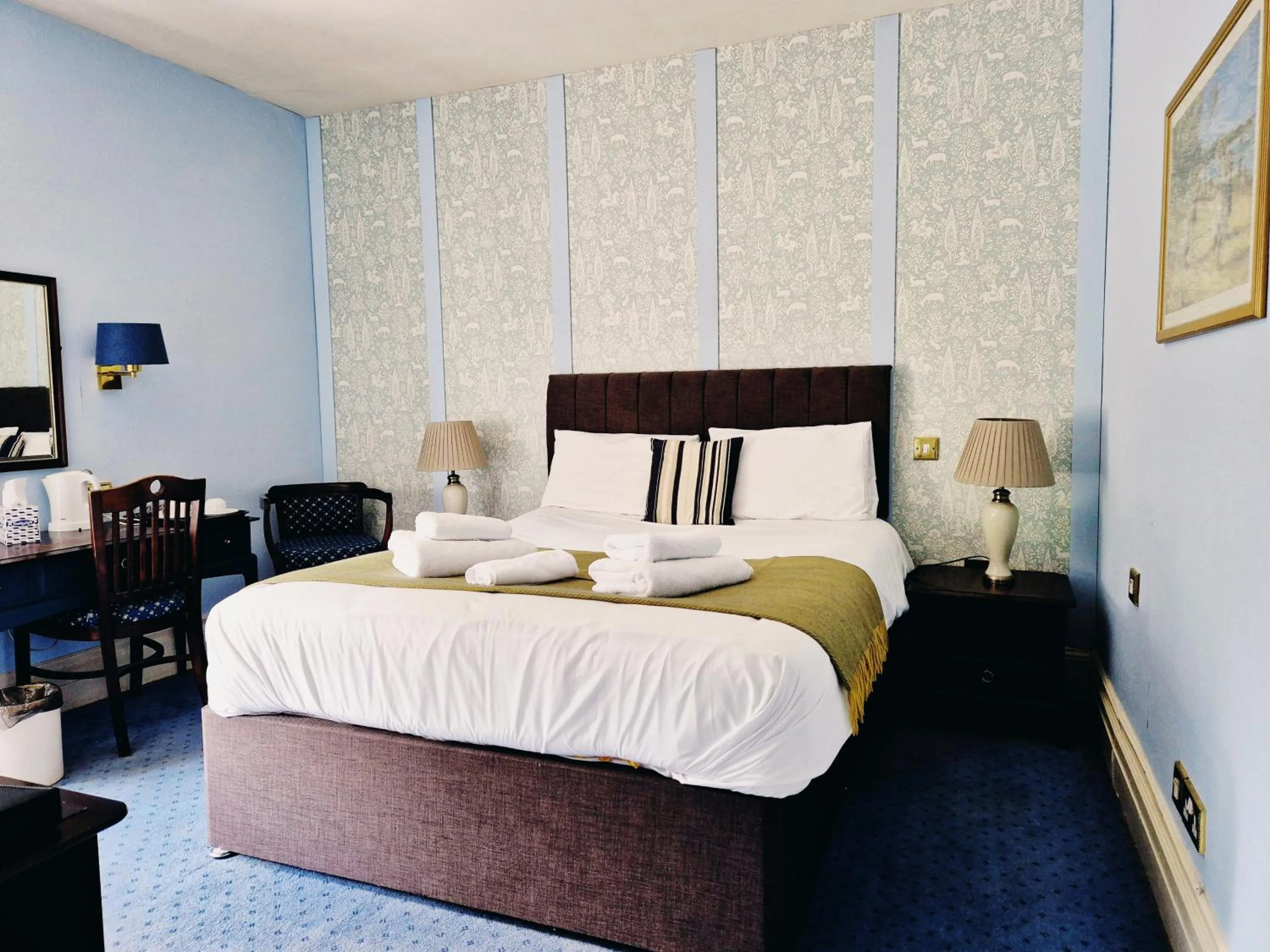 Bedroom, Bed in The Devil's Punchbowl Hotel