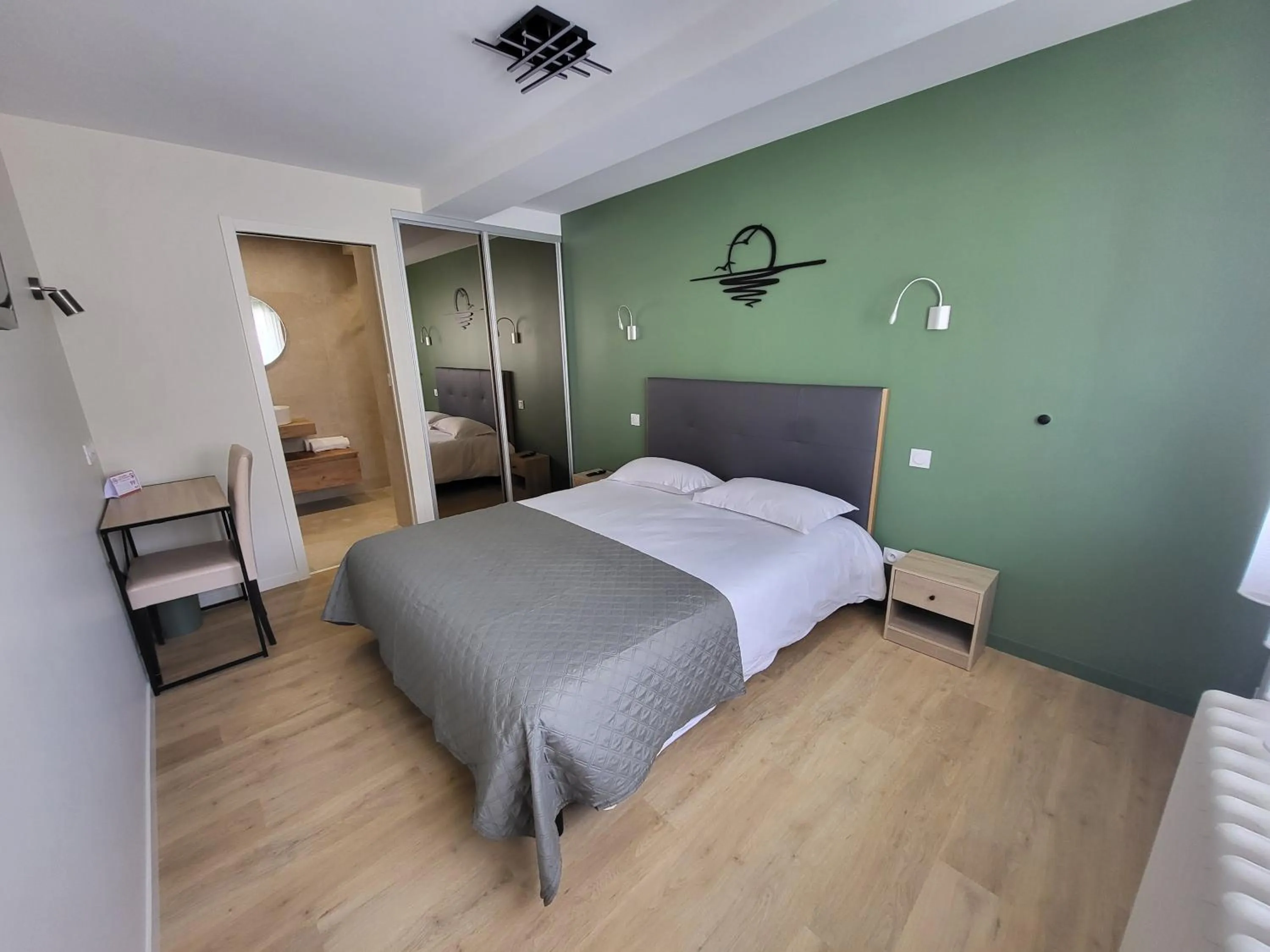 Bed in Logis Hôtel Restaurant de France