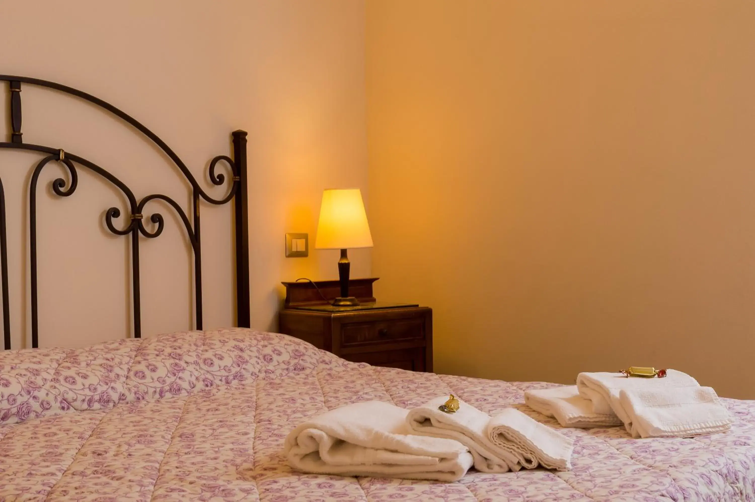 Bedroom, Bed in Relais Palazzo Paleologi Sec.XIV Bedroom, Bed in Relais Palazzo Paleologi Sec.XIV