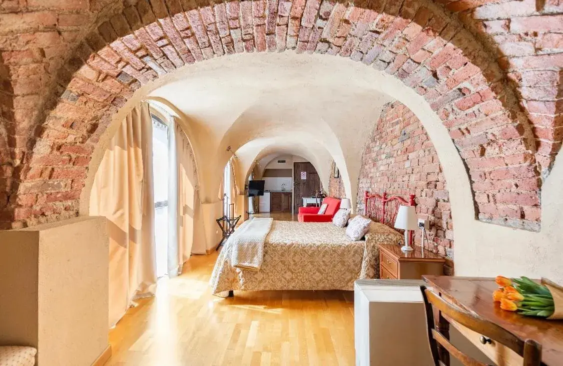 Bedroom, Bed in Relais Palazzo Paleologi Sec.XIV Bedroom, Bed in Relais Palazzo Paleologi Sec.XIV