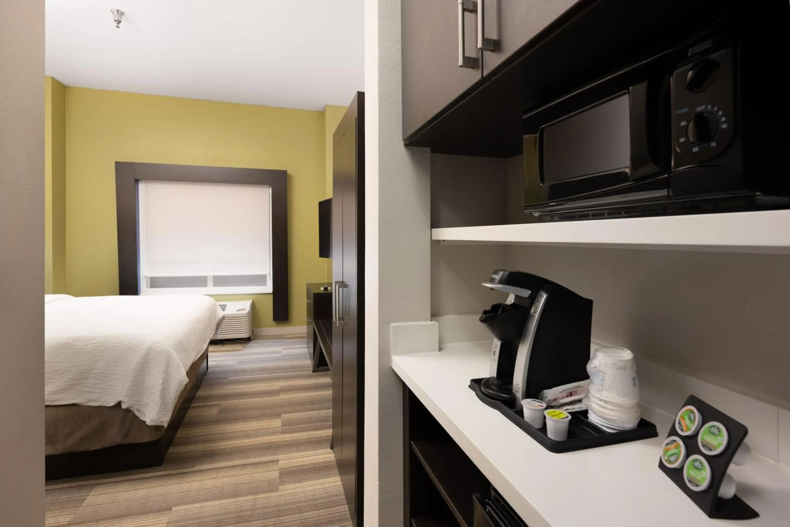 Kitchen or kitchenette, Bed in Holiday Inn Express & Suites Chattanooga-Hixson by IHG Kitchen or kitchenette, Bed in Holiday Inn Express & Suites Chattanooga-Hixson by IHG