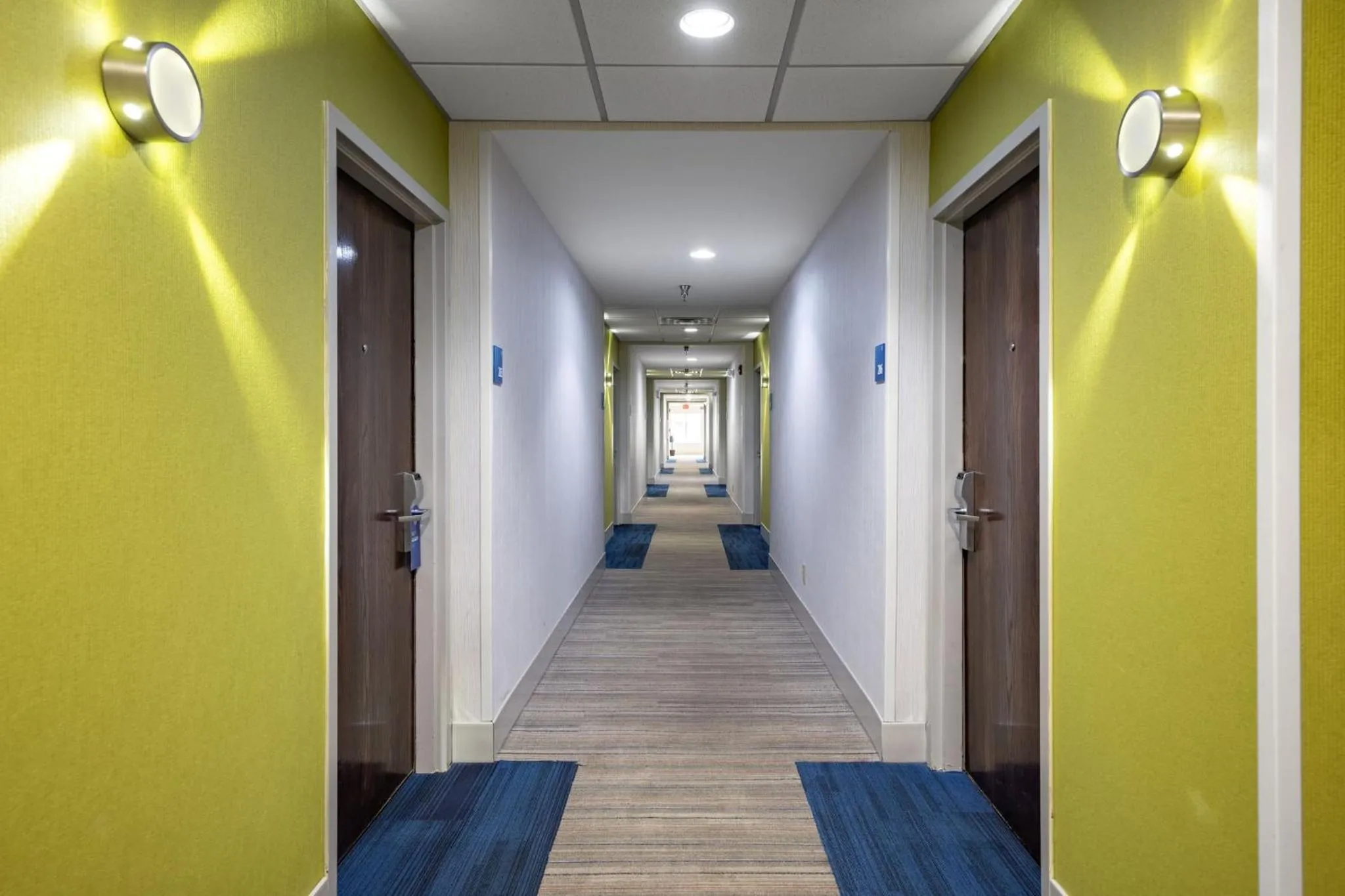 Lobby or reception in Holiday Inn Express & Suites Chattanooga-Hixson by IHG