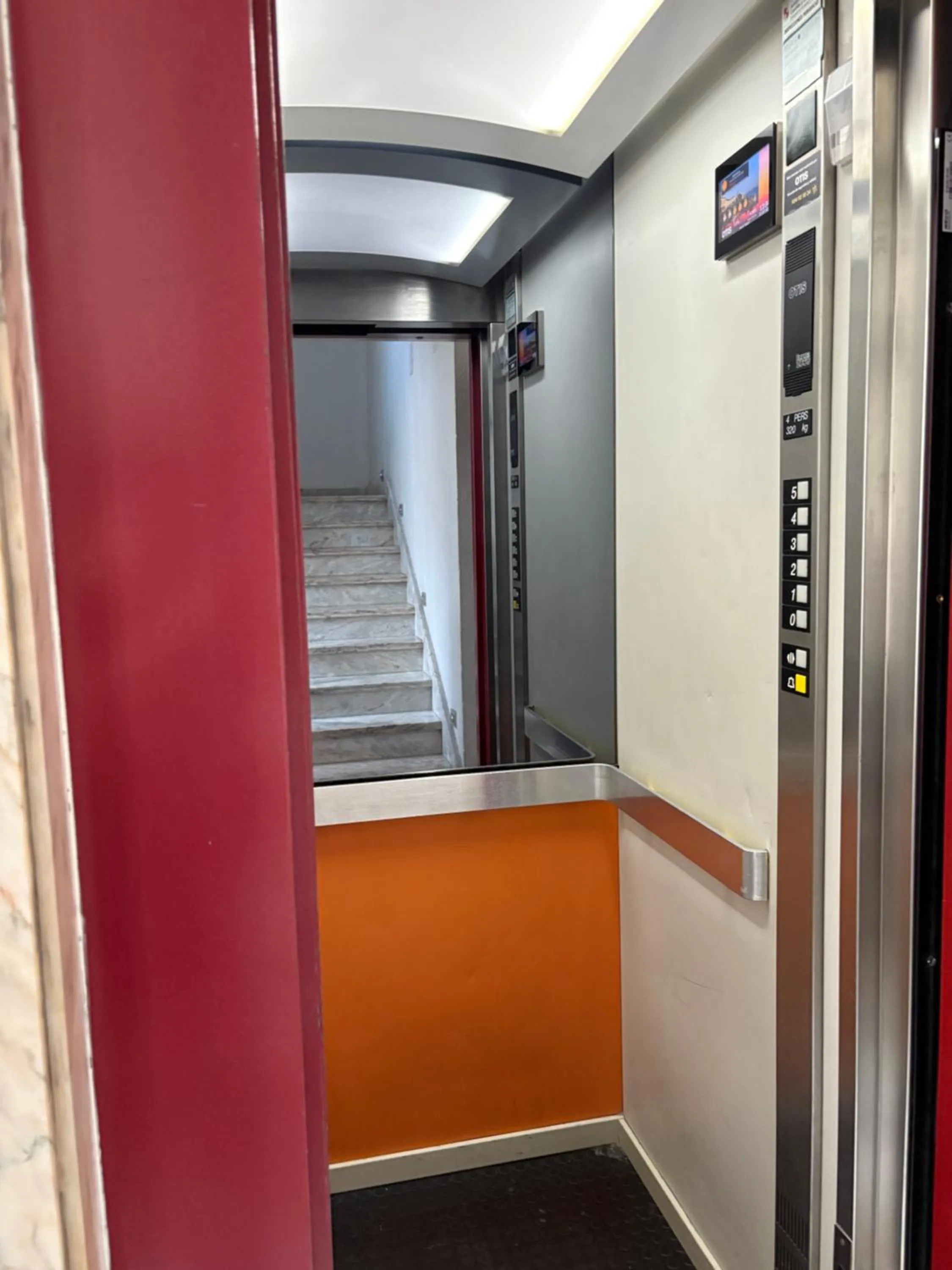 elevator in Hotel Amefa