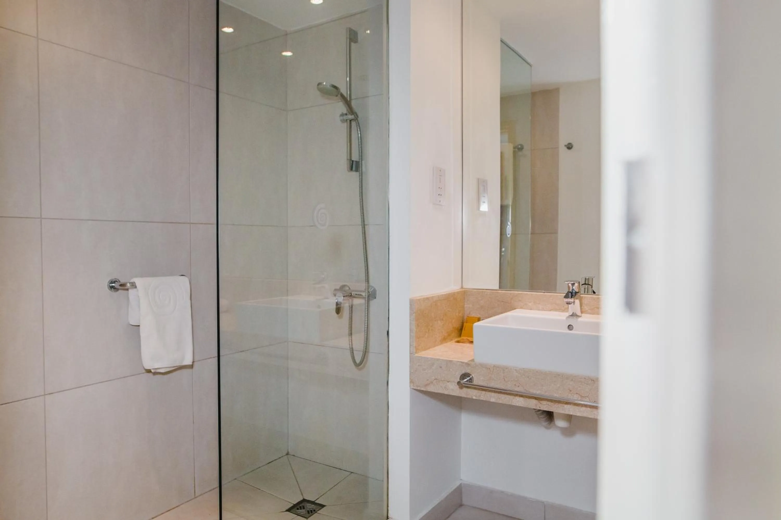 Shower in Napa Plaza Hotel (Adults Only)